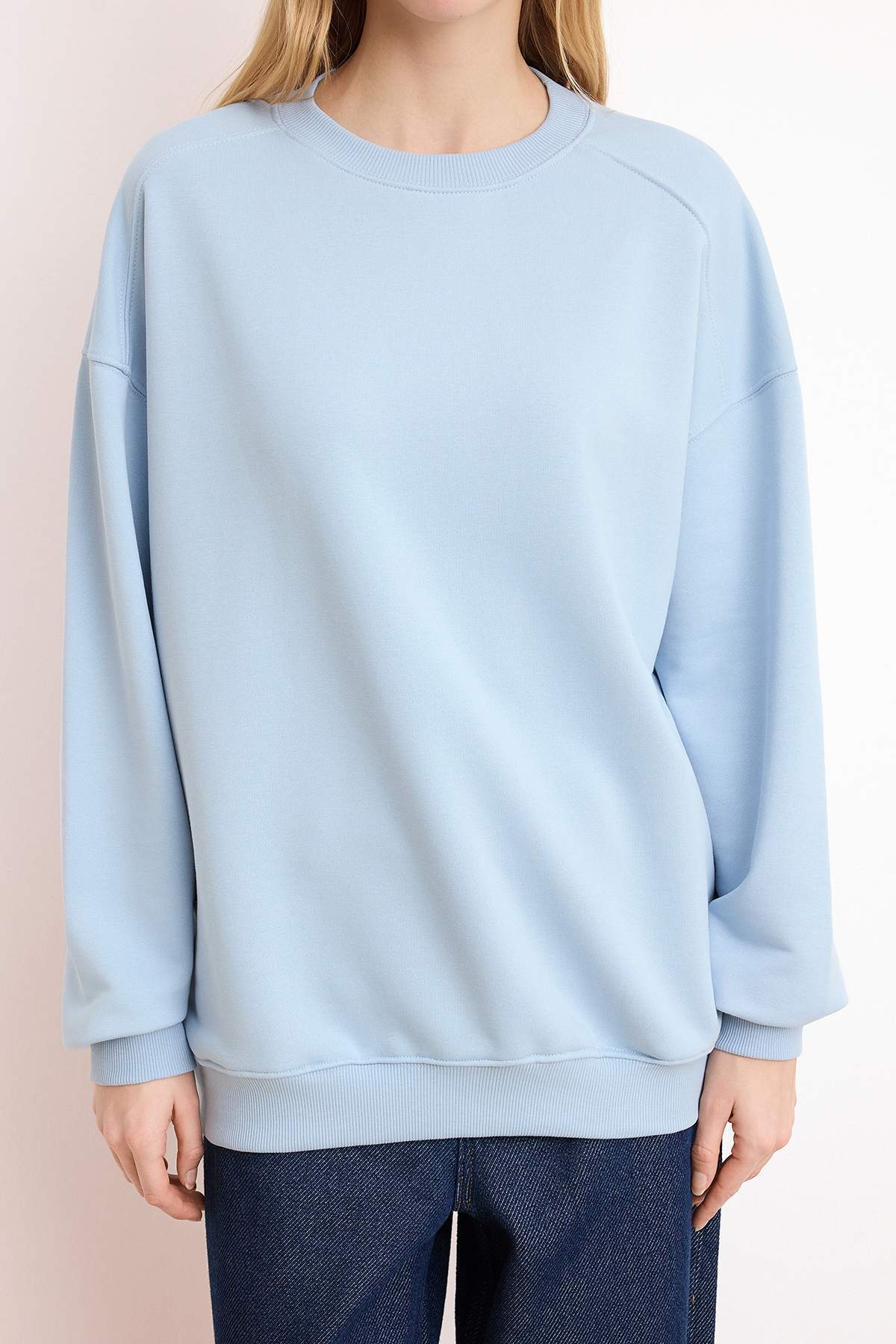 Trendyolmilla  Açık/Bebe Mavi Regular/Normal Kalıp Uzun Kollu 3 İplik Şardonsuz Örme Sweatshirt TWOSS26SW00010 - Görsel 3