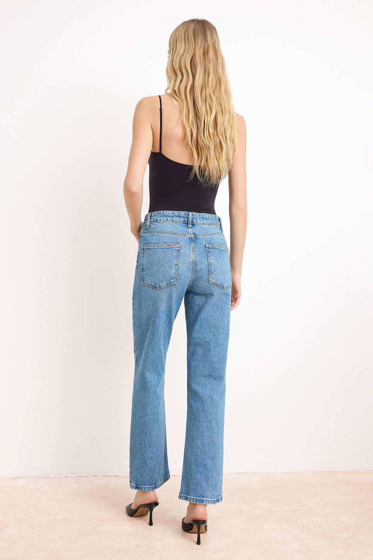 Trendyolmilla  Mavi Yüksek Bel Az Esnek Straight Düz Kesim Jeans TWOSS26JE00099 - Görsel 4