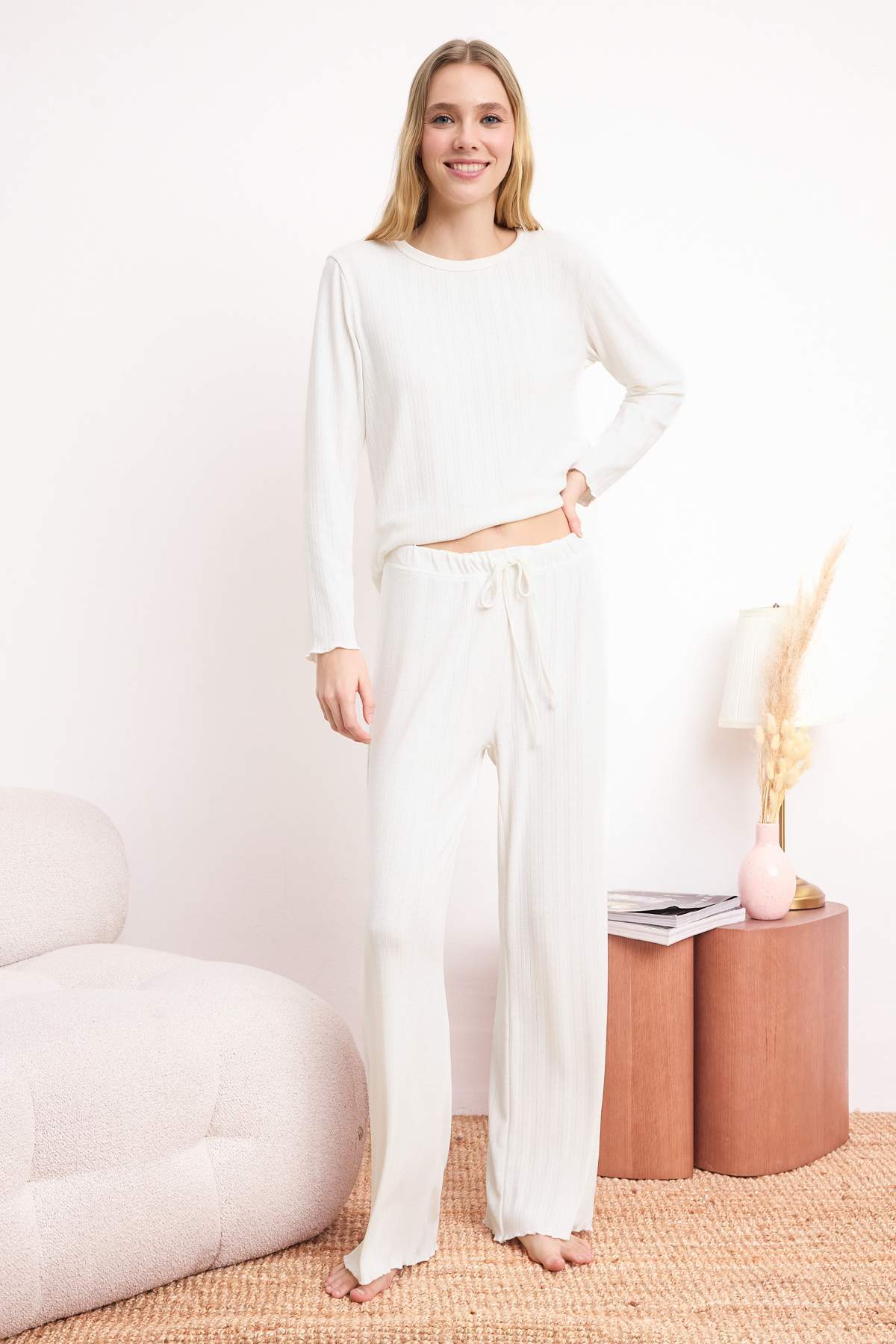 Trendyolmilla  Beyaz Baby Overloklu Yumuşak Tuşe Kışlık Fitilli/Pointel Örme Pijama Takımı THMSS26PT00166 - Görsel 2