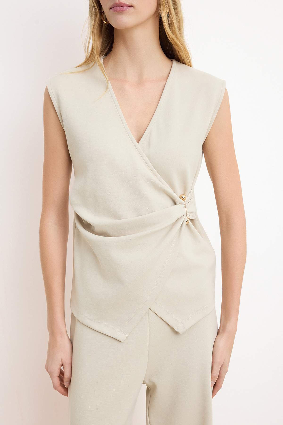 Trendyolmilla  Taş Fitted/Vücuda Oturan Asimetrik Aksesuar Detaylı Pike Örme Alt-Üst Takım TWOSS26AU00045 - Görsel 3