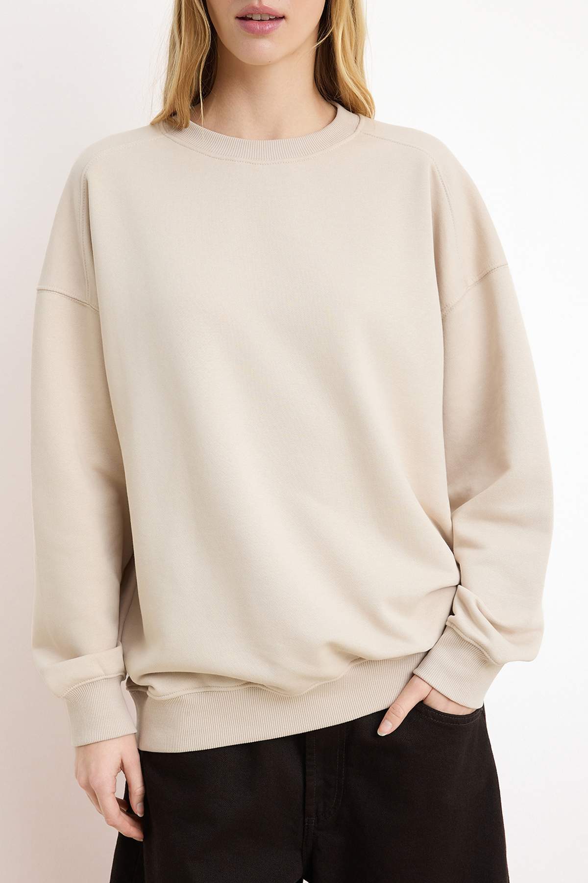 Trendyolmilla  Taş Regular/Normal Kalıp Düşük Kol Uzun Kollu 3 İplik Şardonsuz Örme Sweatshirt TWOSS26SW00010 - Görsel 3