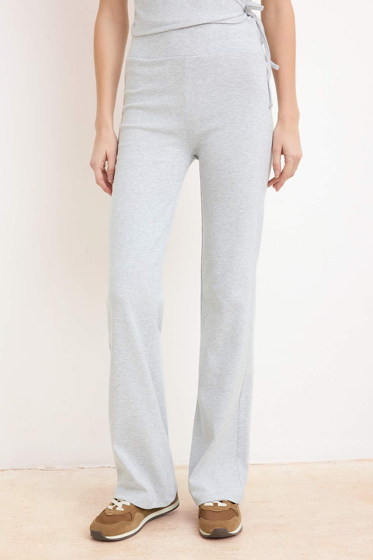 Trendyolmilla  Gri Melanj Fitted/Vücuda Oturan İspanyol Paça Pamuk Ribana Örme Alt-Üst Takım TWOSS26AU00082 - Görsel 3