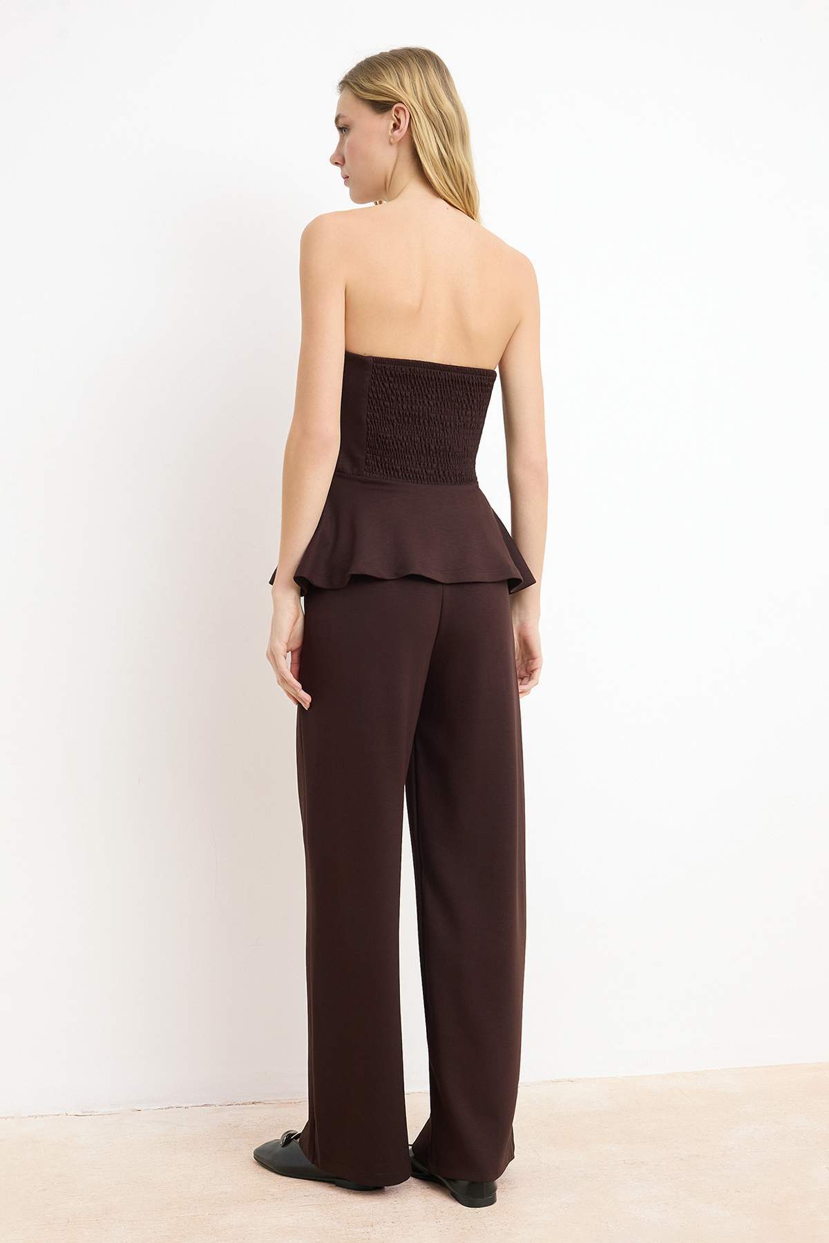 Trendyolmilla  Kahverengi Peplum Kolsuz Geniş Paça Soft Touch Örme Alt-Üst Takım TWOSS26AU00005 - Görsel 4