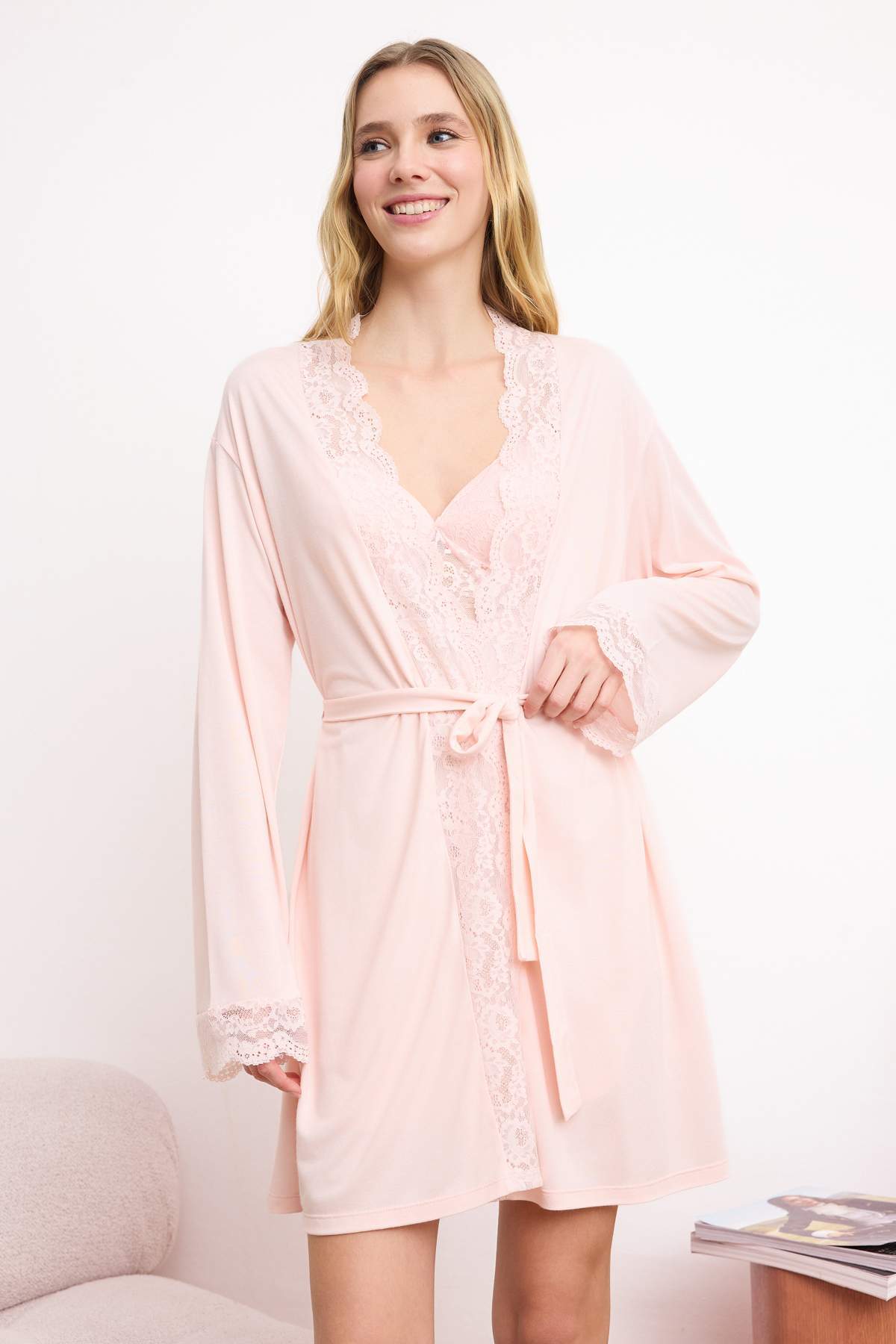 Trendyolmilla  Pudra 4'lü Dantel Detaylı Sabahlık + Gecelik + Bralet + Şort Örme Pijama Takımı THMSS26PT00093 - Görsel 6