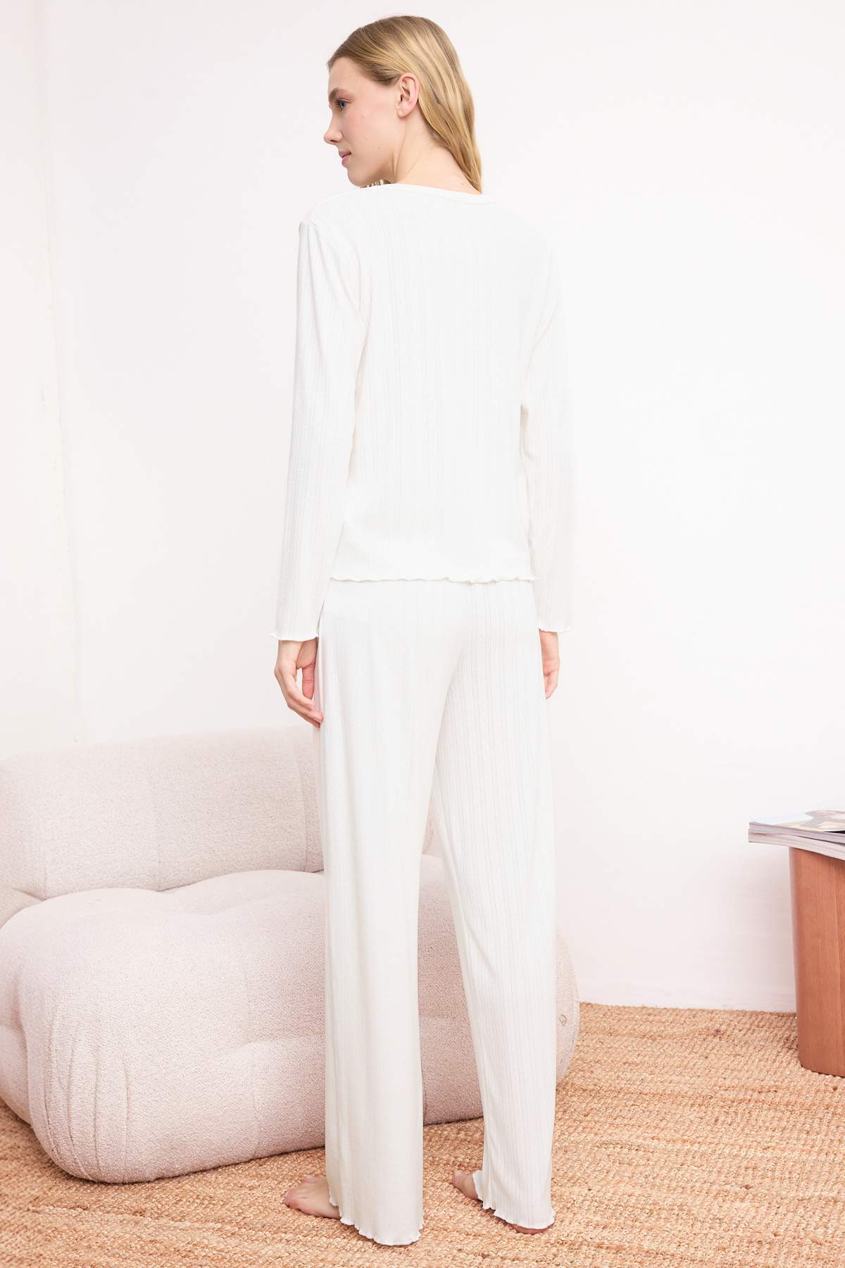 Trendyolmilla  Beyaz Baby Overloklu Yumuşak Tuşe Kışlık Fitilli/Pointel Örme Pijama Takımı THMSS26PT00166 - Görsel 5