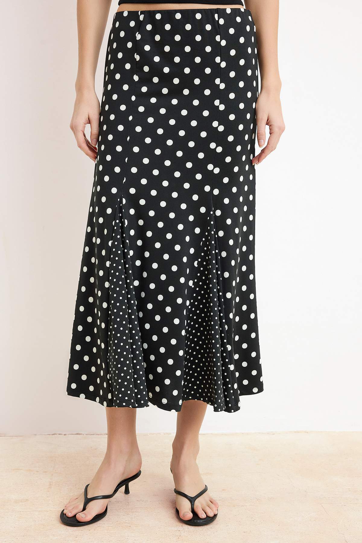 Trendyolmilla  Siyah Puantiyeli A-Kesim/Çan Form Normal Bel Esnek Örme Etek TWOSS26ET00063 - Görsel 3