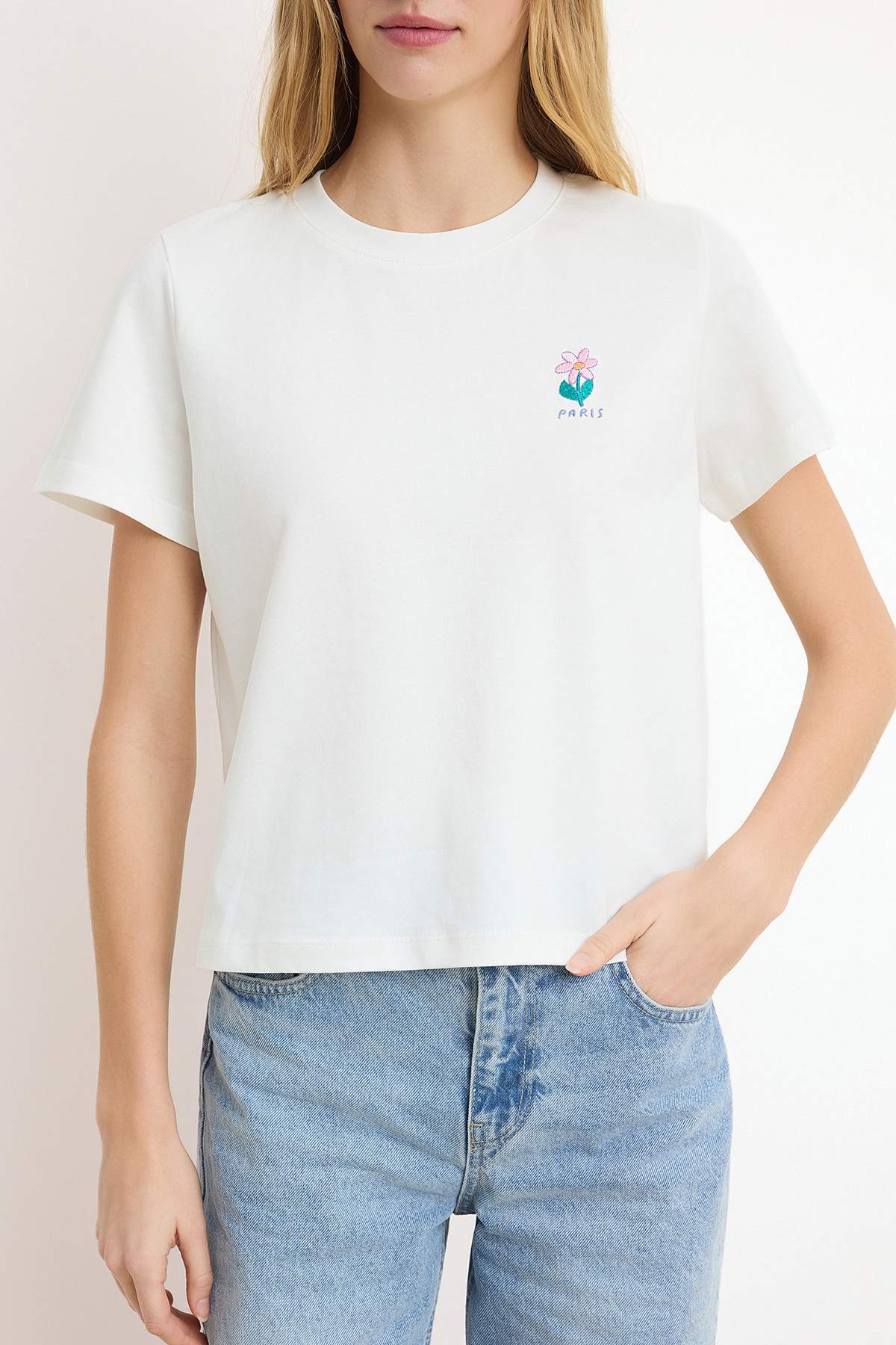 Trendyolmilla  Ekru Regular/Normal Kalıp Kısa Kollu Nakışlı Tok %100 Pamuk Örme T-Shirt TWOSS26TS00016 - Görsel 3