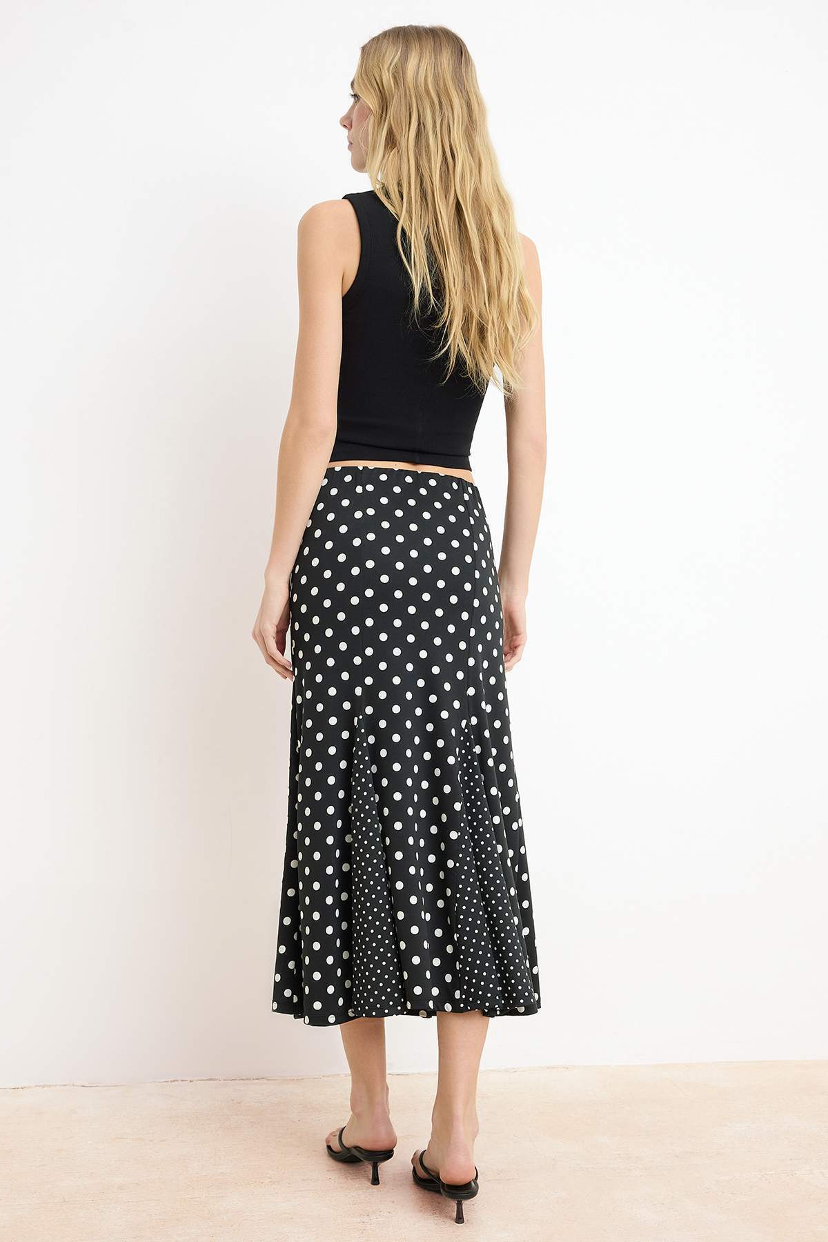 Trendyolmilla  Siyah Puantiyeli A-Kesim/Çan Form Normal Bel Esnek Örme Etek TWOSS26ET00063 - Görsel 4