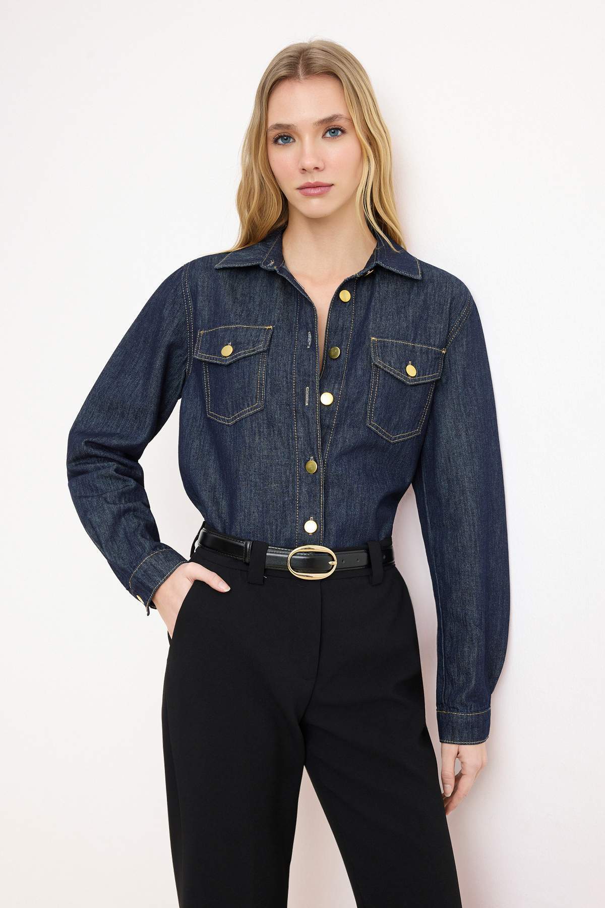 Trendyolmilla  Koyu Mavi Düğme Detaylı Basic 100% Pamuk Denim Gömlek TWOSS26GO00004 - Görsel 2