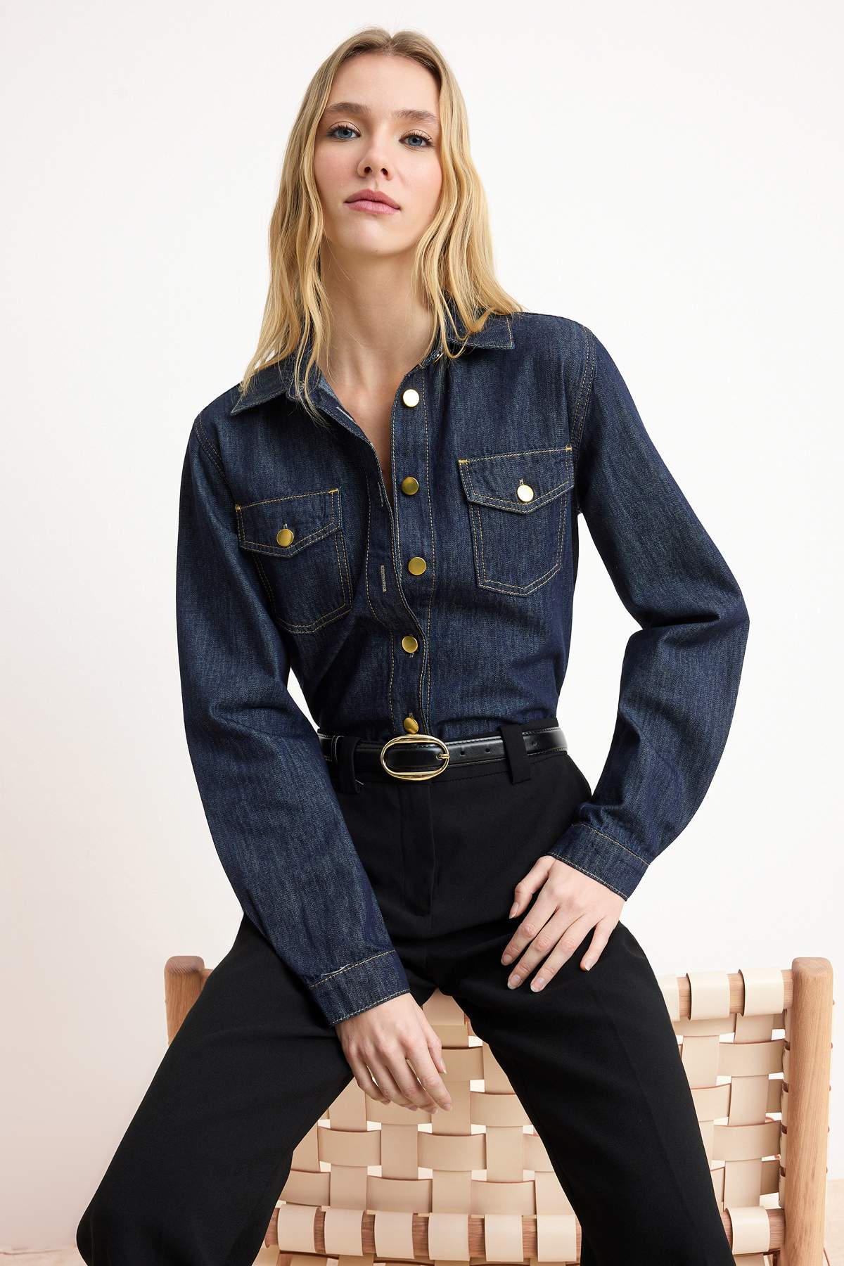 Trendyol Collection Dunkelblaues Basic-Denimhemd aus 100 % Baumwolle mit Knop...