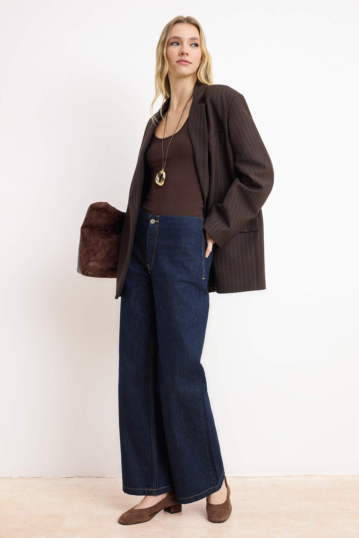 Trendyolmilla  Koyu Mavi DÖKÜMLÜ Kemer Detaylı Normal Bel %100 Pamuk Wide Leg Jeans TWOSS26JE00020 - Görsel 2