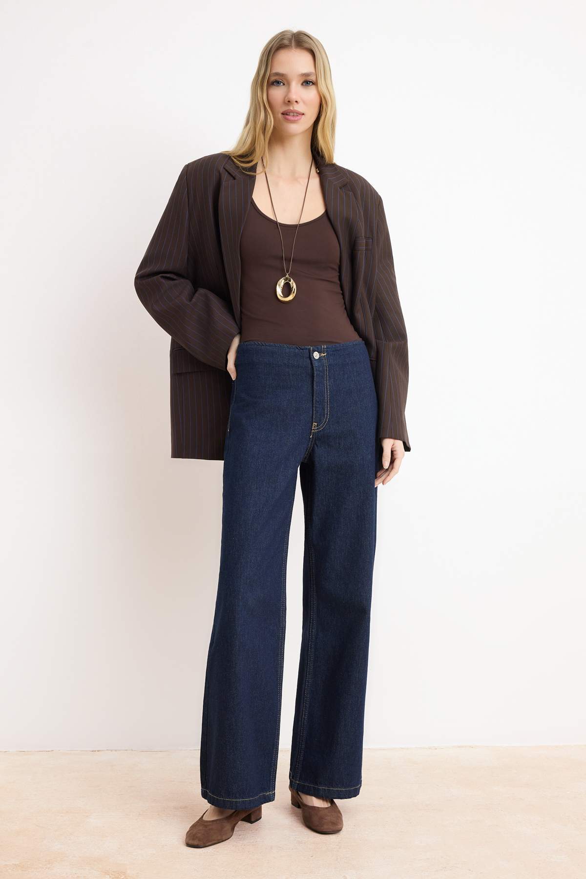 Trendyolmilla  Koyu Mavi DÖKÜMLÜ Kemer Detaylı Normal Bel %100 Pamuk Wide Leg Jeans TWOSS26JE00020