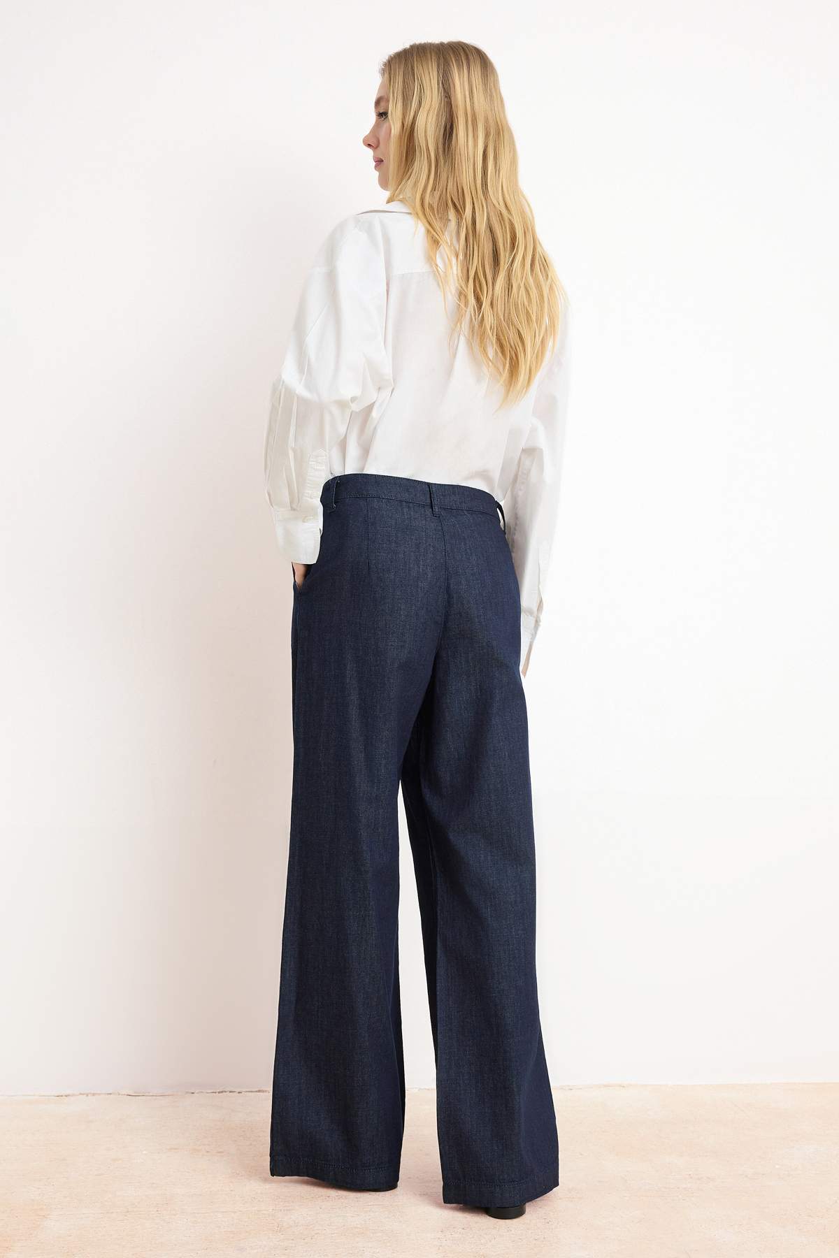 Trendyolmilla  Koyu Mavi DÖKÜMLÜ Pile Detaylı Normal Bel %100 Pamuk Wide Leg Jeans TWOSS26JE00027 - Görsel 4