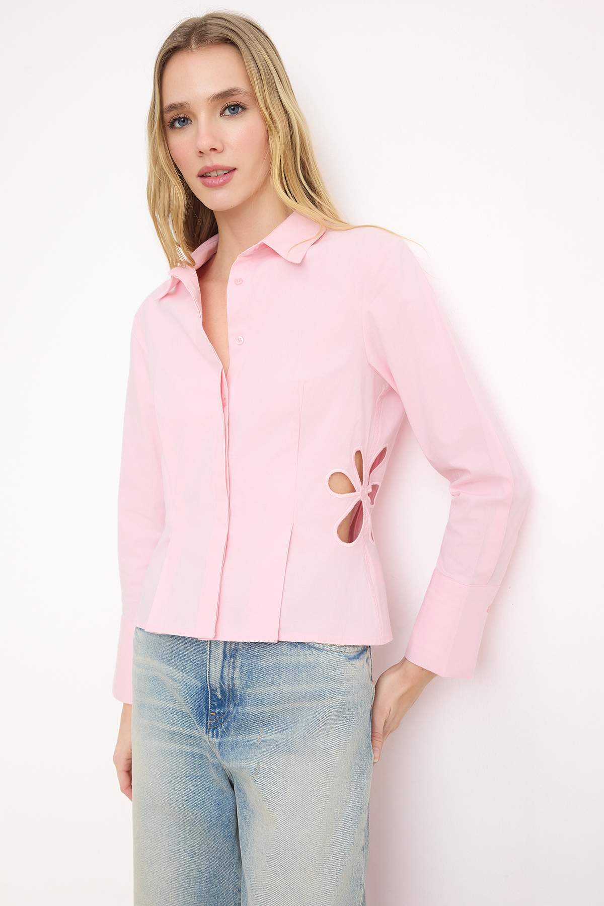 Trendyolmilla Pembe Çiçek Nakış Detaylı Bele Oturan Poplin Gömlek TWOSS26GO00057