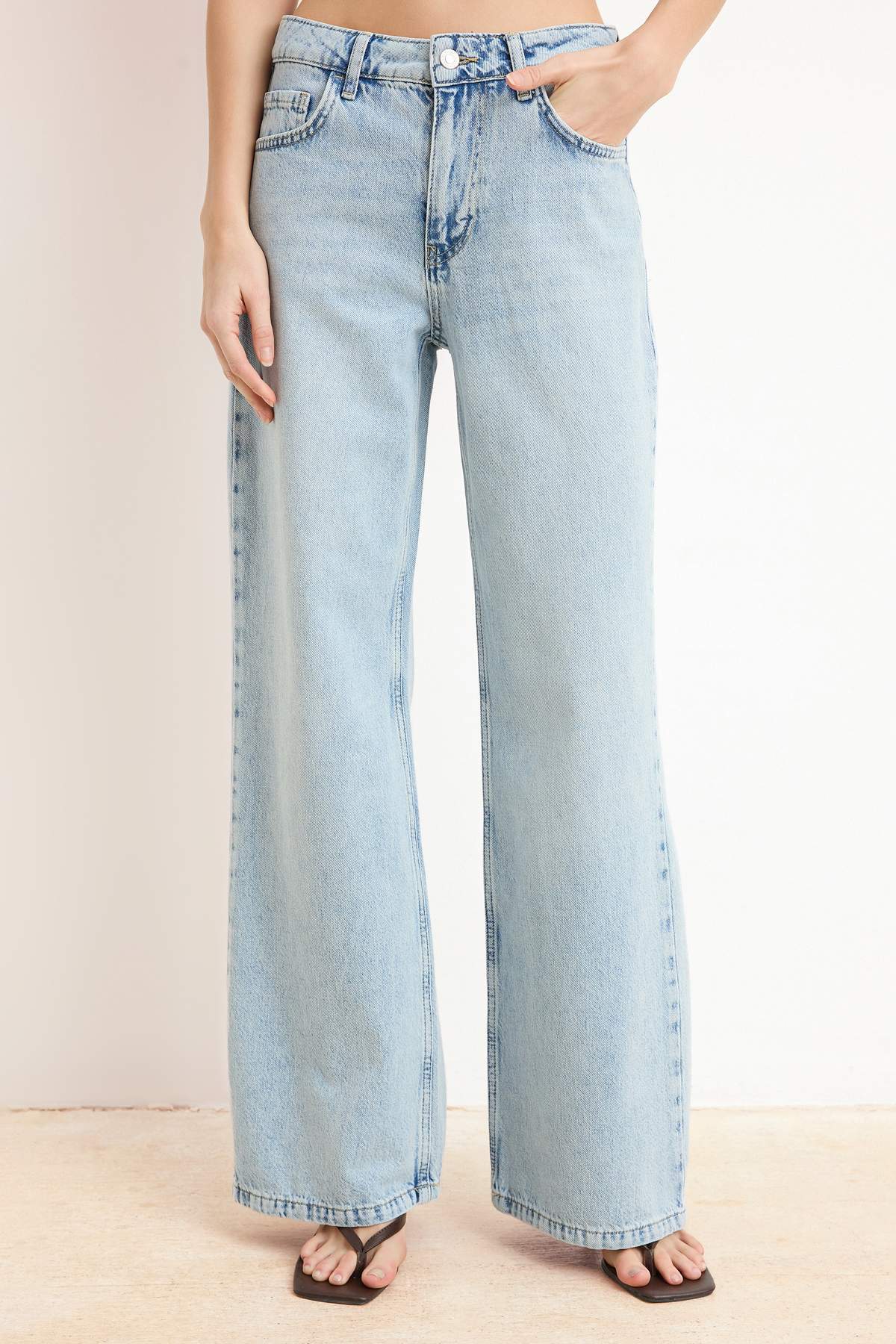 Trendyolmilla  Premium Mavi Özel Kumaş Normal Bel Uzun Boy %100 Pamuk LOOSE Wide Leg Jeans TWOSS26JE00132 - Görsel 9