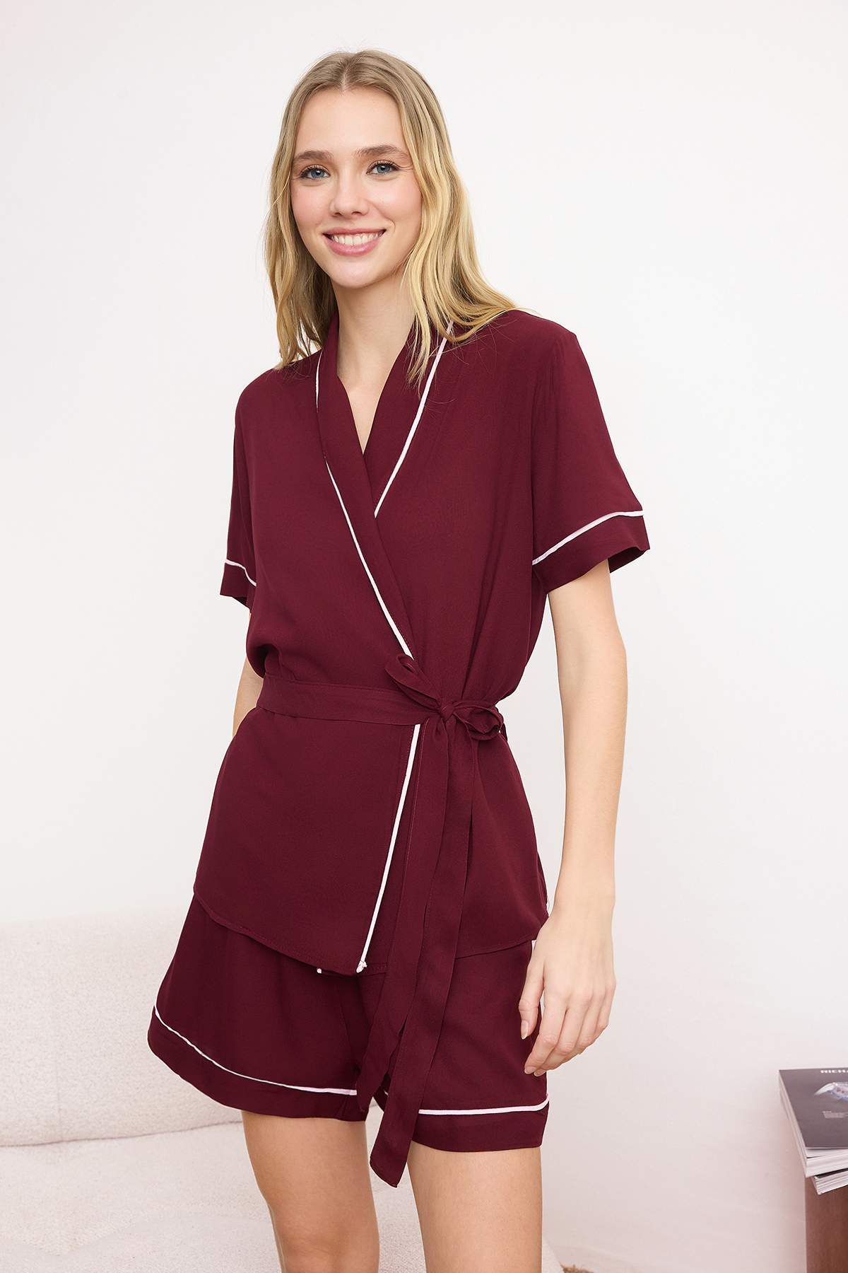 Trendyolmilla Mürdüm Kuşaklı Biye Detaylı Viskon Şortlu Dokuma Pijama Takımı THMSS23PT00203