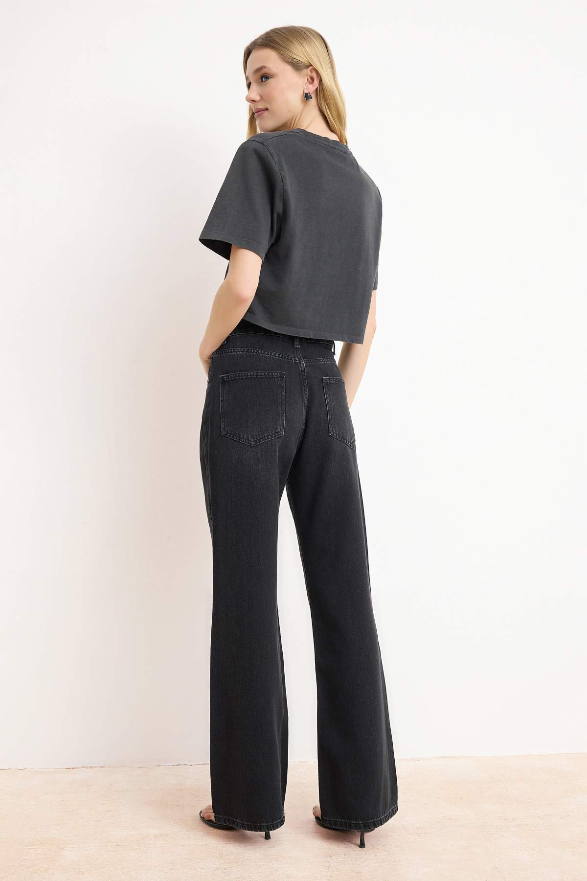 Trendyolmilla  Siyah More Sustainable YUMUŞACIK Tencel Karışımlı Yüksek Bel Wide Leg Jeans TWOSS26JE00137 - Görsel 4