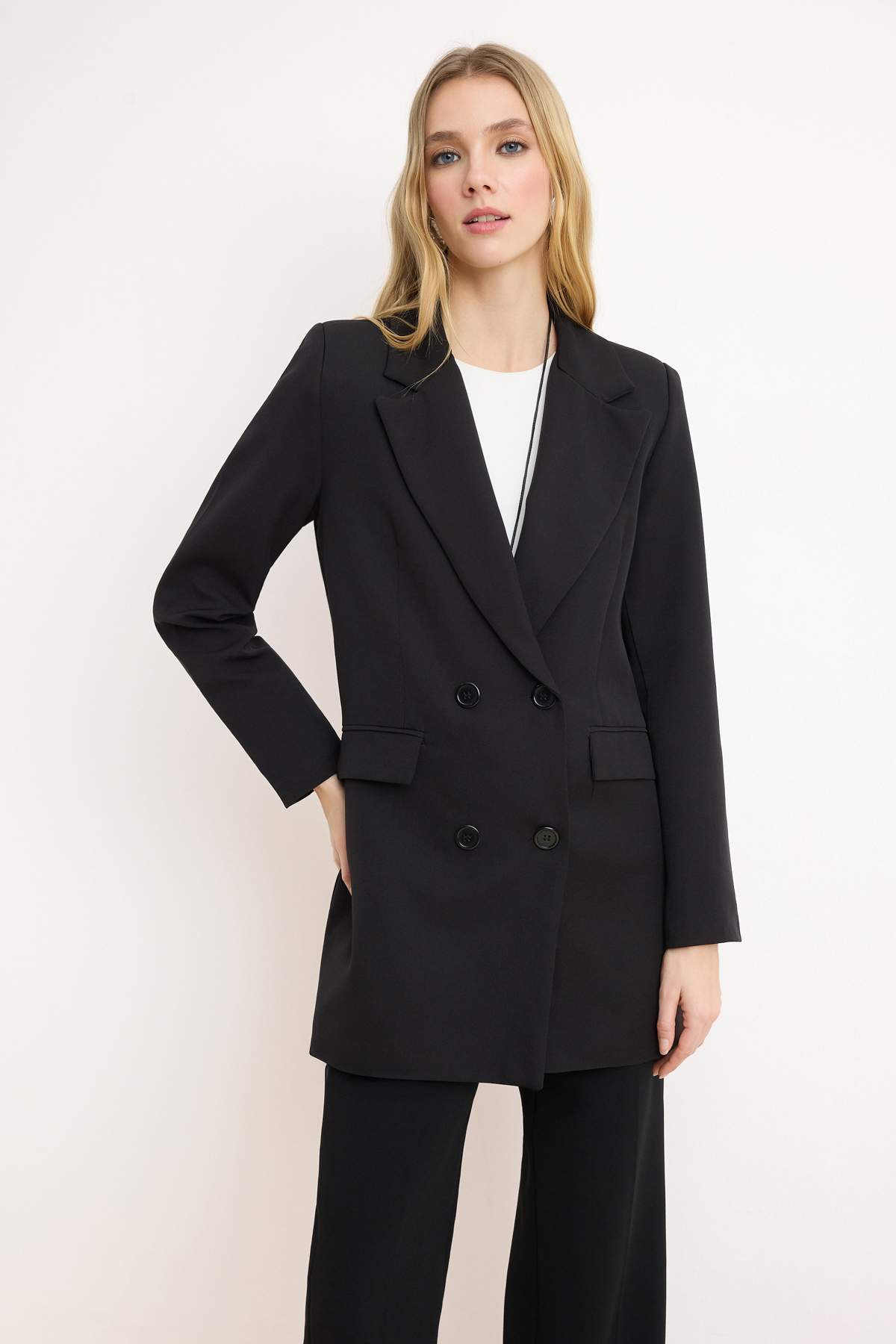 Trendyol Modest Czarna marynarka z podwójną kieszenią i szczegółową podszewką...