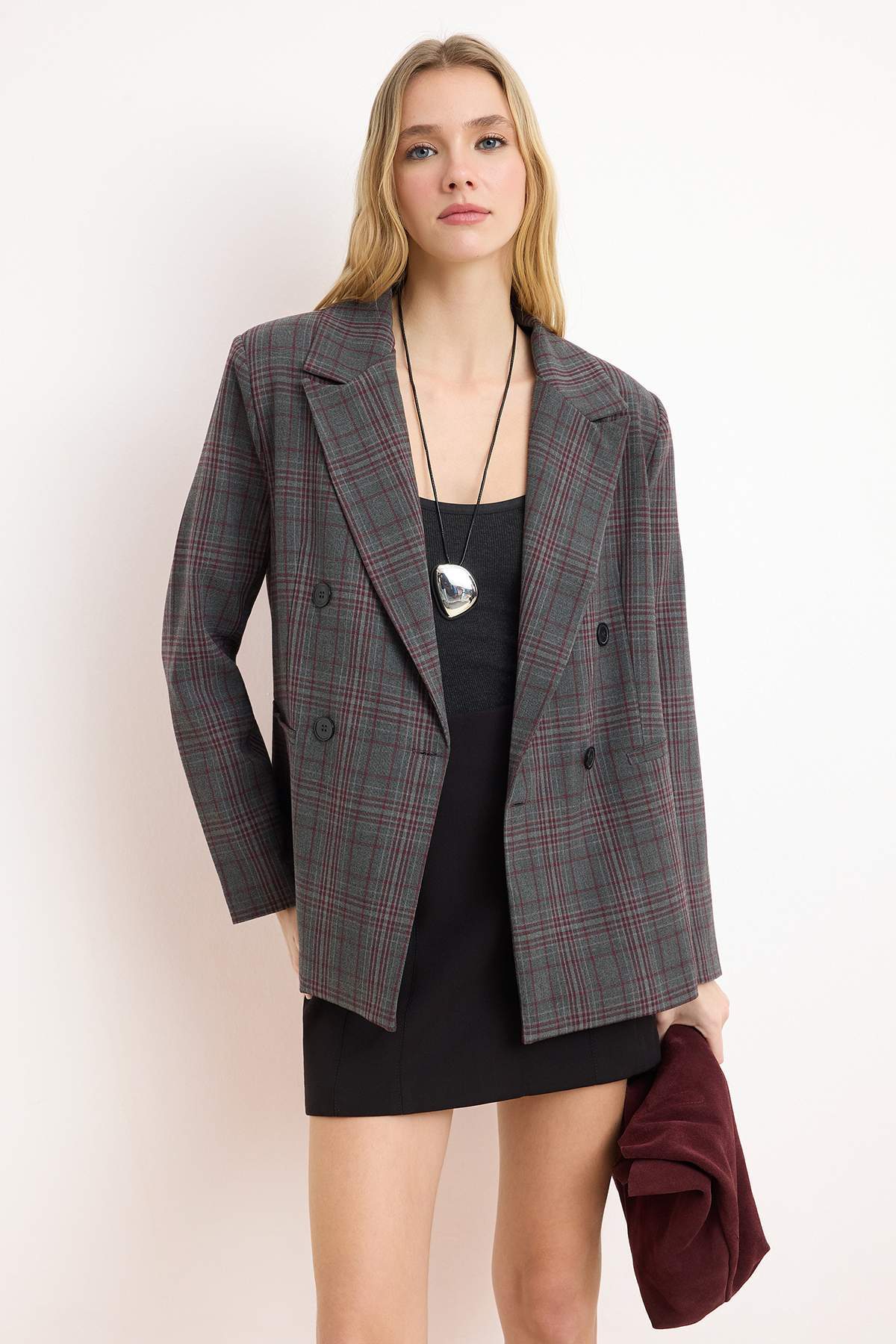 Trendyolmilla Antrasit-Bordo Ekoseli/Kareli Normal Kalıp Kruvaze Kapama Dokuma Blazer Ceket TWOAW26BC00061