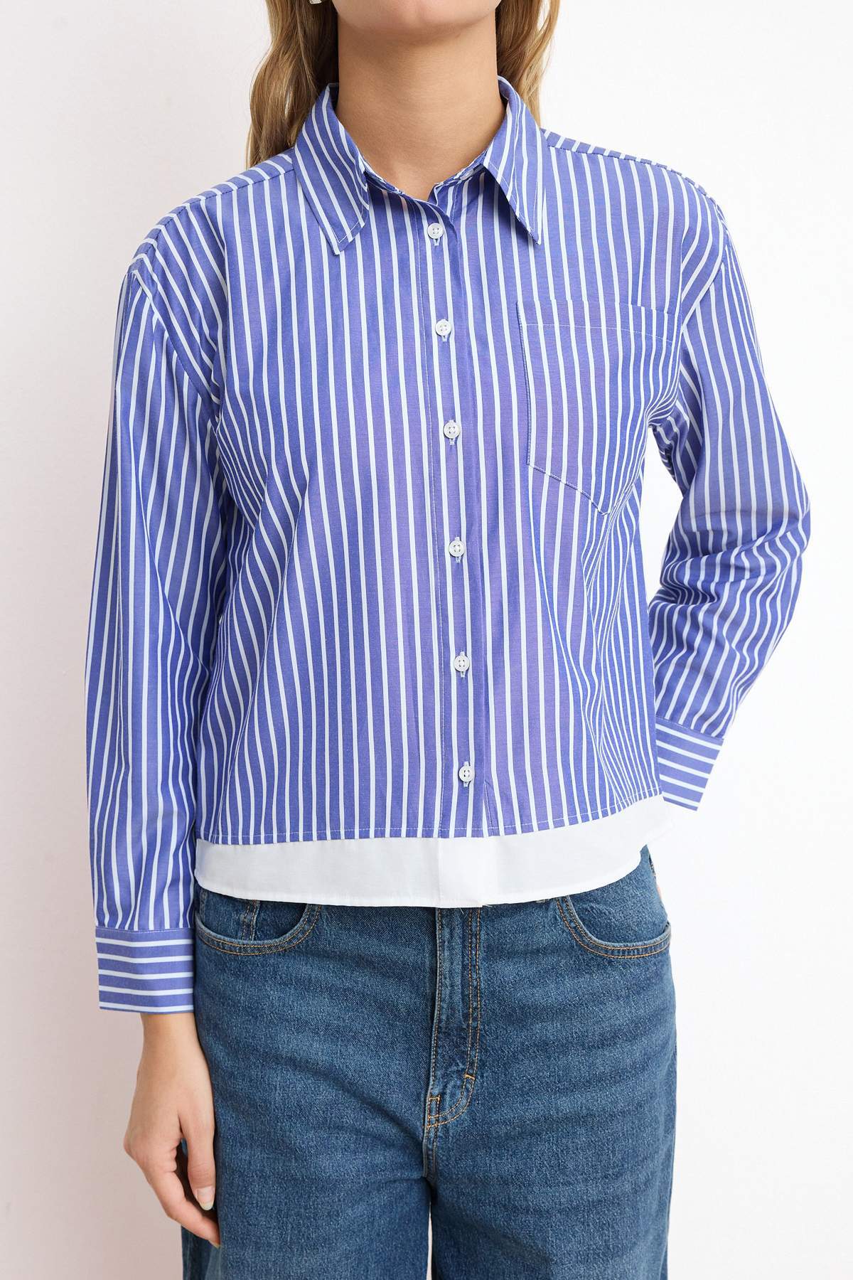 Trendyolmilla  Mavi-Çok Renkli Çizgili Contrast Hafif Crop Gömlek TWOSS26GO00091 - Görsel 4