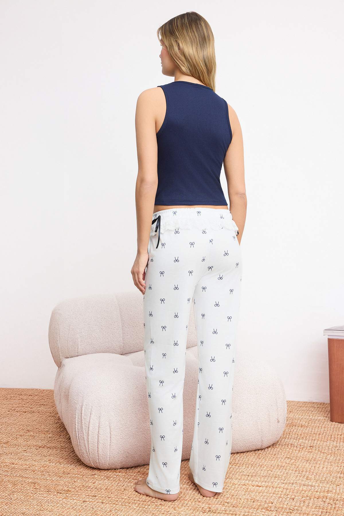 Trendyolmilla  Lacivert-Beyaz Kurdele Desenli Dantel Detaylı Örme Pijama Takımı THMSS26PT00069 - Görsel 4