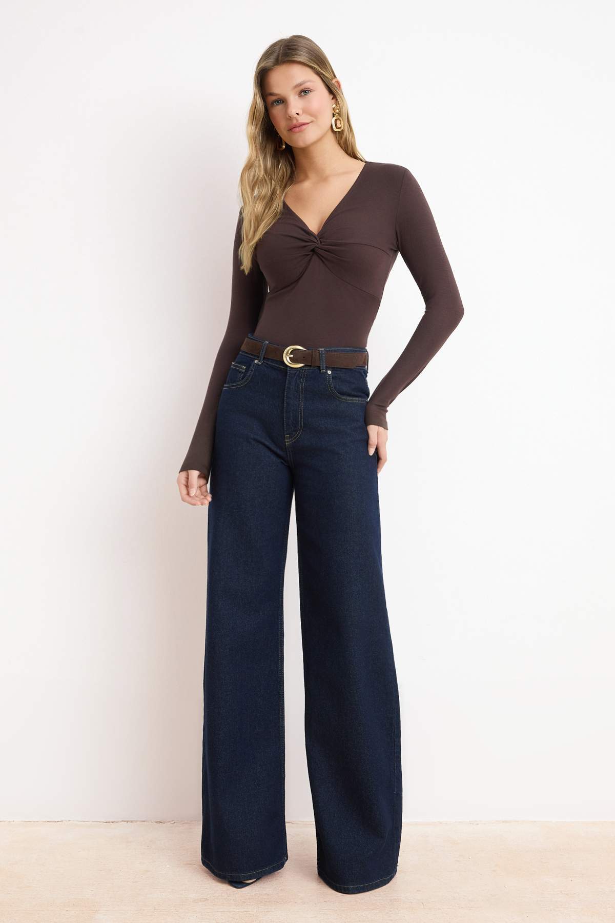 Trendyolmilla  Kahverengi Regular/Normal Kalıp V Yaka Kısa Kollu Yumuşak Örme Bluz TWOSS26BZ00641 - Görsel 2