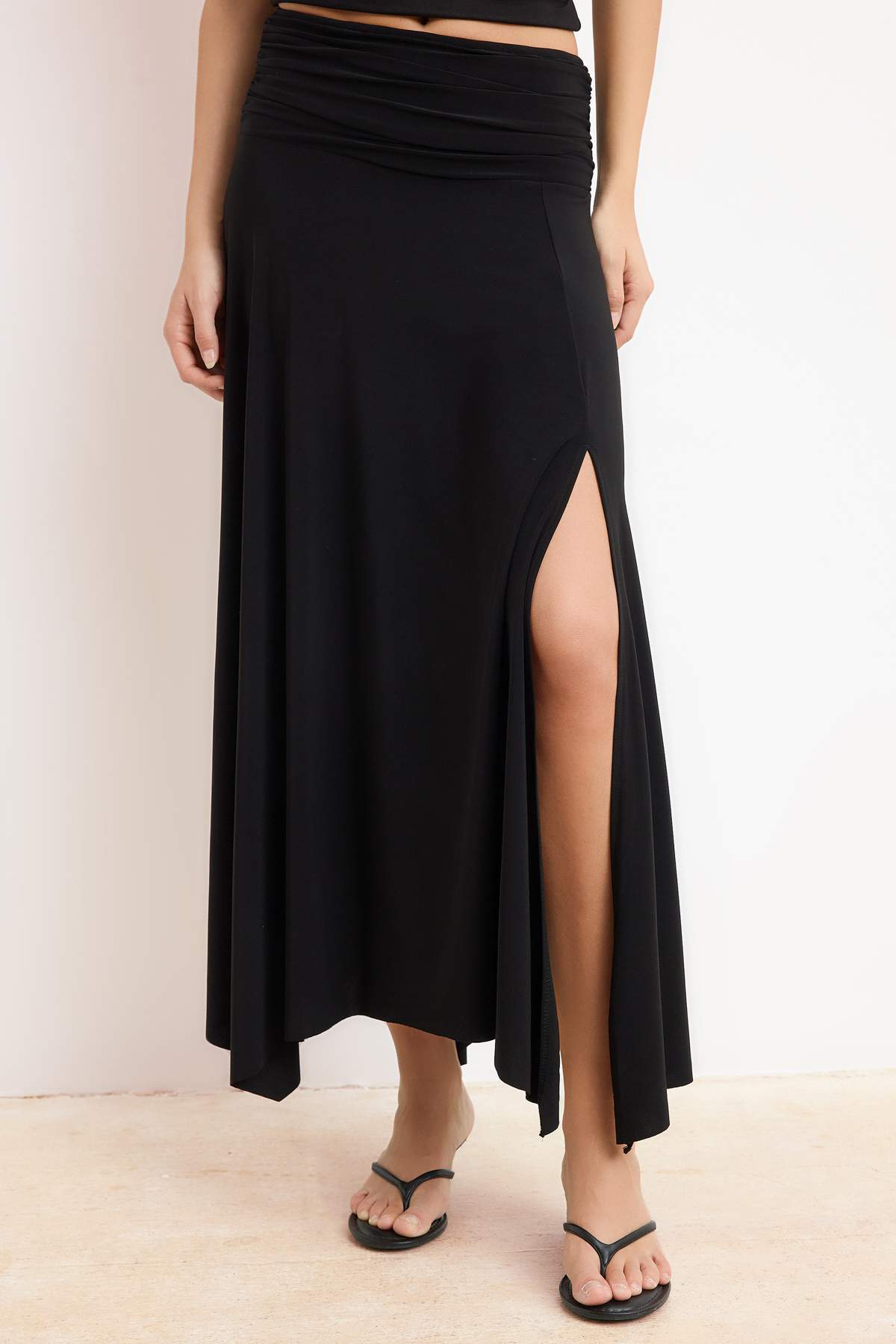 Trendyolmilla  Siyah Bel Detaylı Yırtmaçlı Esnek Örme Maxi Etek TWOSS25ET00068 - Görsel 3