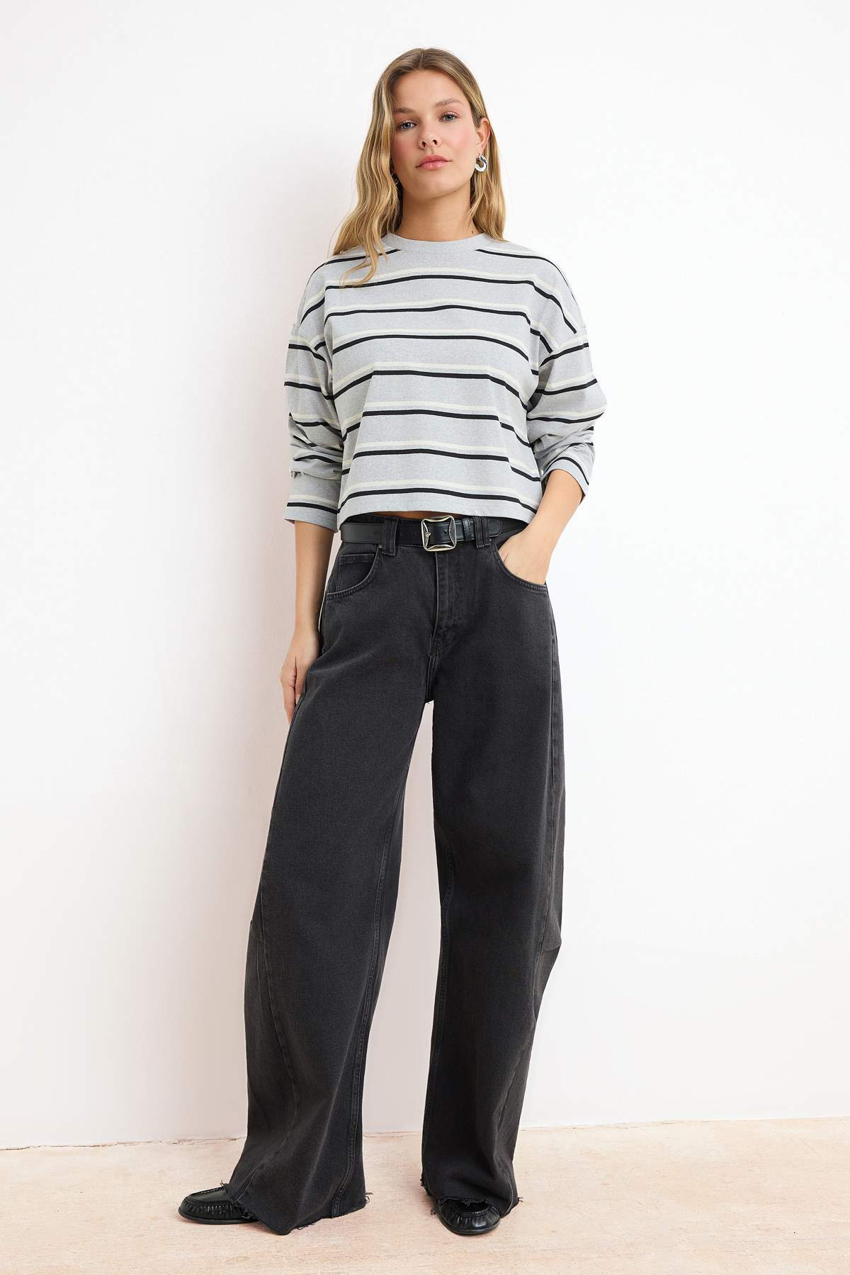 Trendyolmilla  Wardrobe Essentials-Gri Çizgili Relaxed/Rahat Kalıp Düşük Kol %100 Pamuk Örme T-Shirt TWOSS26TS00019 - Görsel 2