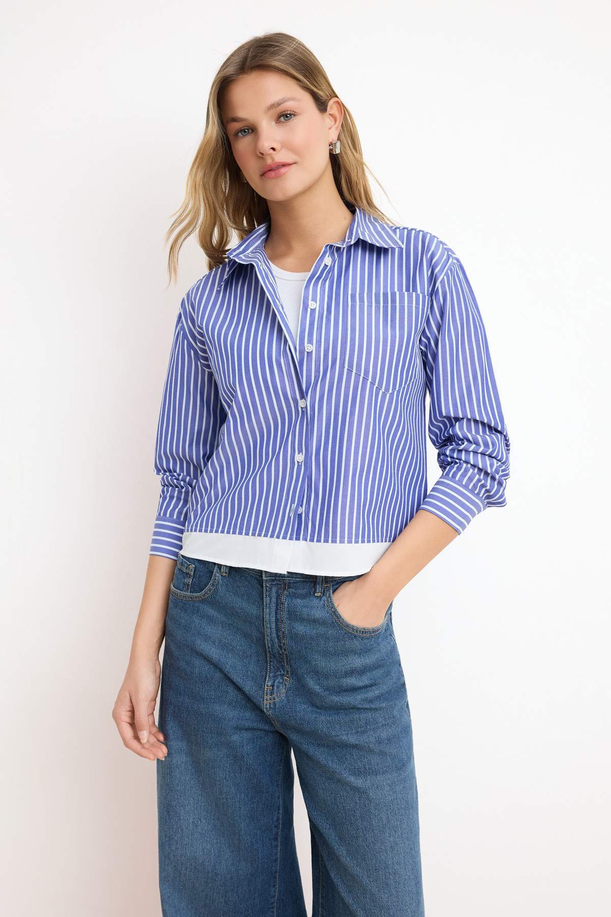 Trendyolmilla  Mavi-Çok Renkli Çizgili Contrast Hafif Crop Gömlek TWOSS26GO00091 - Görsel 2