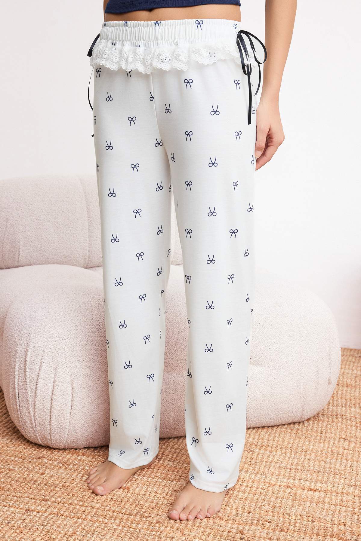 Trendyolmilla  Lacivert-Beyaz Kurdele Desenli Dantel Detaylı Örme Pijama Takımı THMSS26PT00069 - Görsel 3