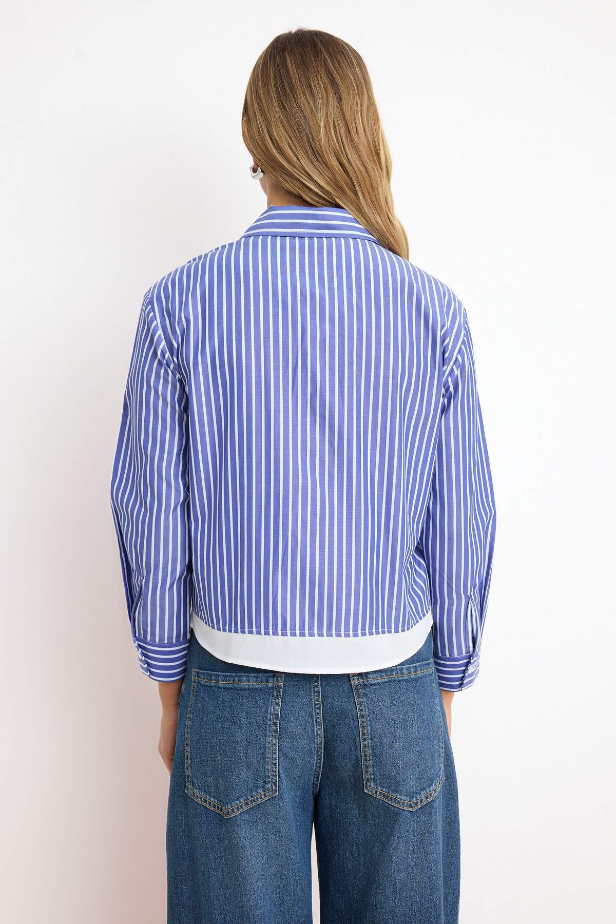 Trendyolmilla  Mavi-Çok Renkli Çizgili Contrast Hafif Crop Gömlek TWOSS26GO00091 - Görsel 3
