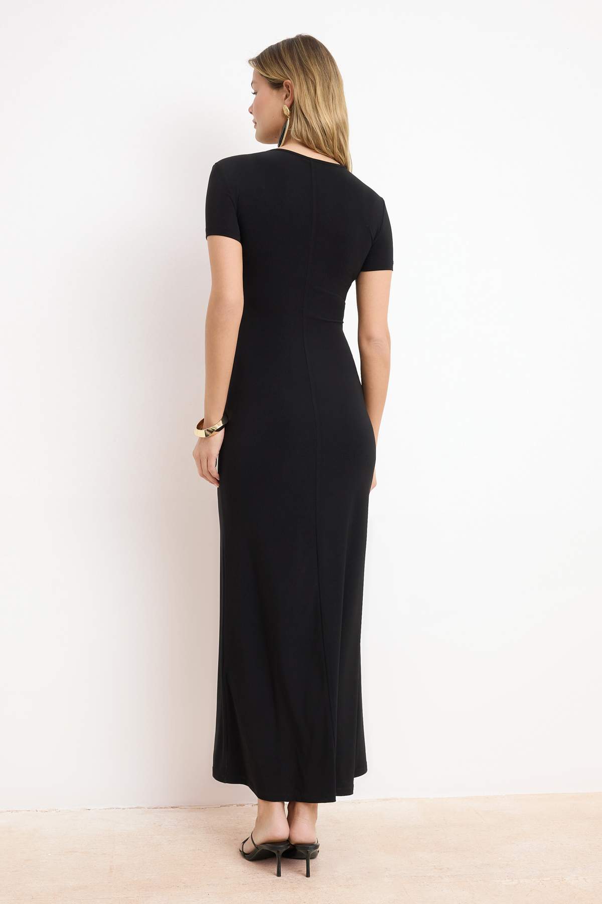 Trendyolmilla  Siyah Kısa Kol Bodycone/Vücuda Oturan Bisiklet Yaka Esnek Örme Maxi Kalem Elbise TWOSS24EL00097 - Görsel 4