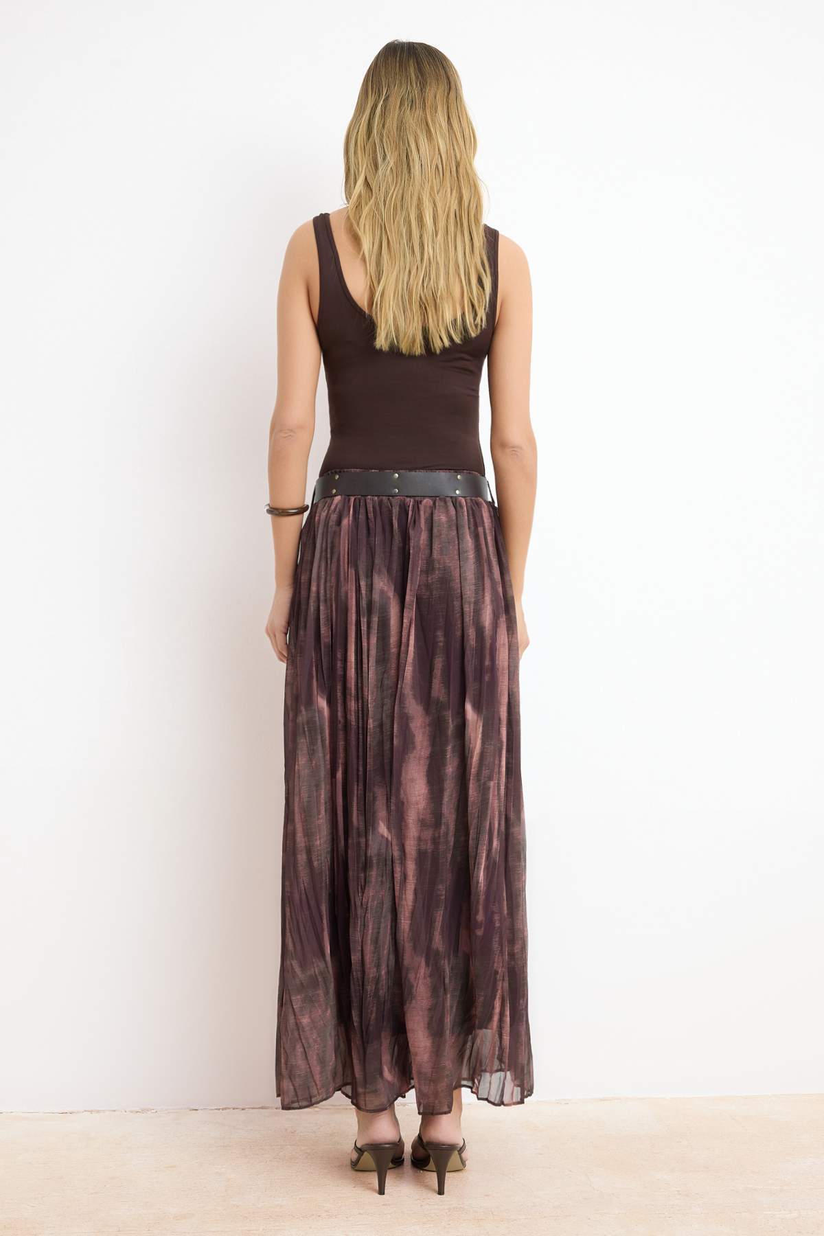 Trendyolmilla  Kahverengi Kemerli Şifon Kırışık Dokuma Uzun Etek TWOAW26ET00171 - Görsel 4