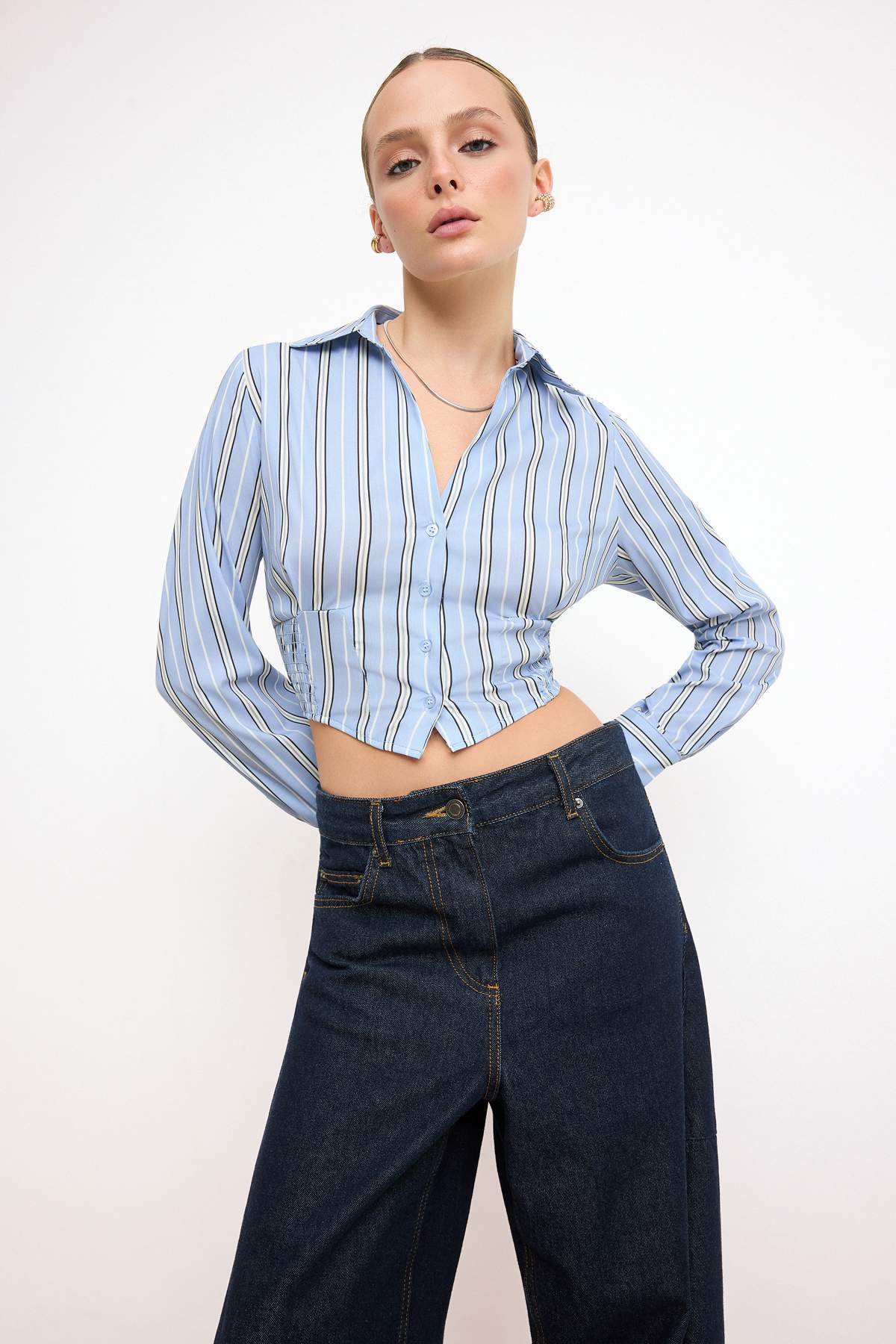 Trendyolmilla  Mavi-Çok Renkli Çizgili Bedene Oturan Gipe Detaylı Crop Gömlek TWOSS26GO00108