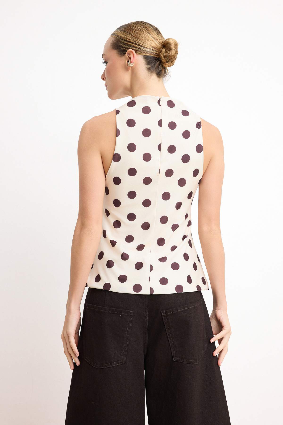 Trendyolmilla  Ekru Puantiyeli Fitted Bisiklet Yaka Kolsuz Volanlı/Fırfırlı Saten Örme Bluz TWOSS26BZ00430 - Görsel 4