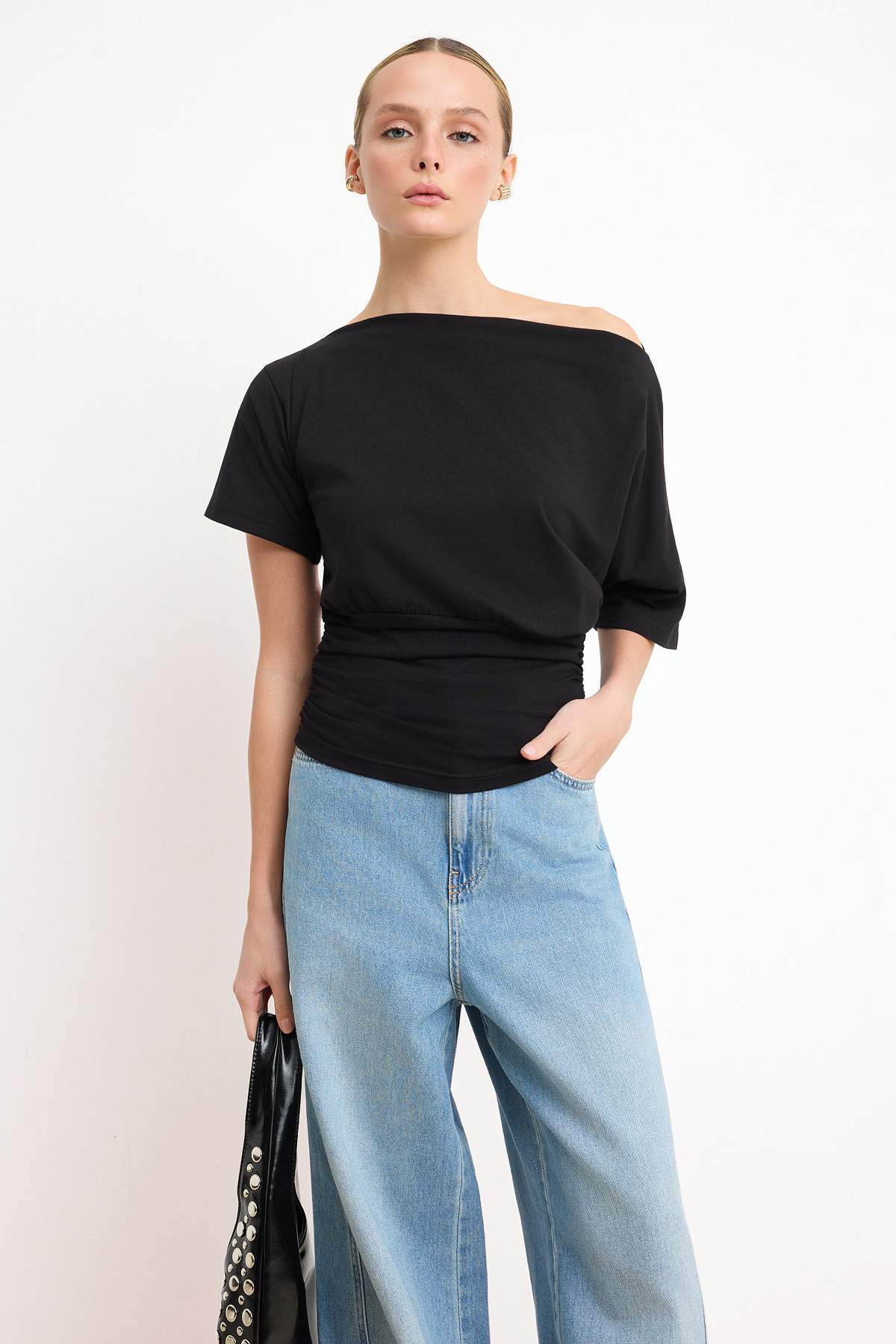 Trendyolmilla  Siyah Fitted/Vücuda Oturan Asimetrik Yaka Büzgülü Crop/Kısa Pamuklu Esnek Örme Bluz TWOSS26BZ00337