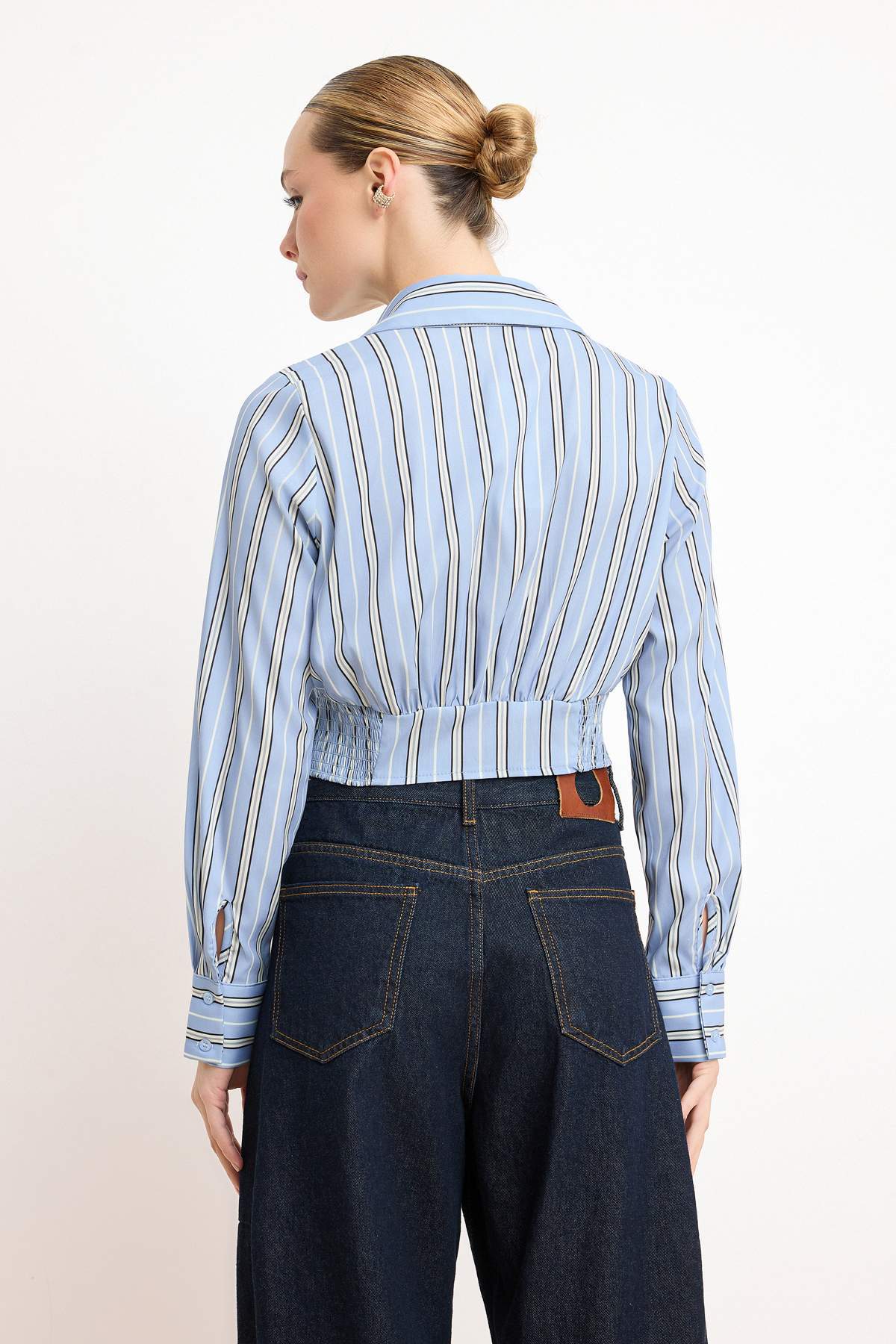 Trendyolmilla  Mavi-Çok Renkli Çizgili Bedene Oturan Gipe Detaylı Crop Gömlek TWOSS26GO00108 - Görsel 4