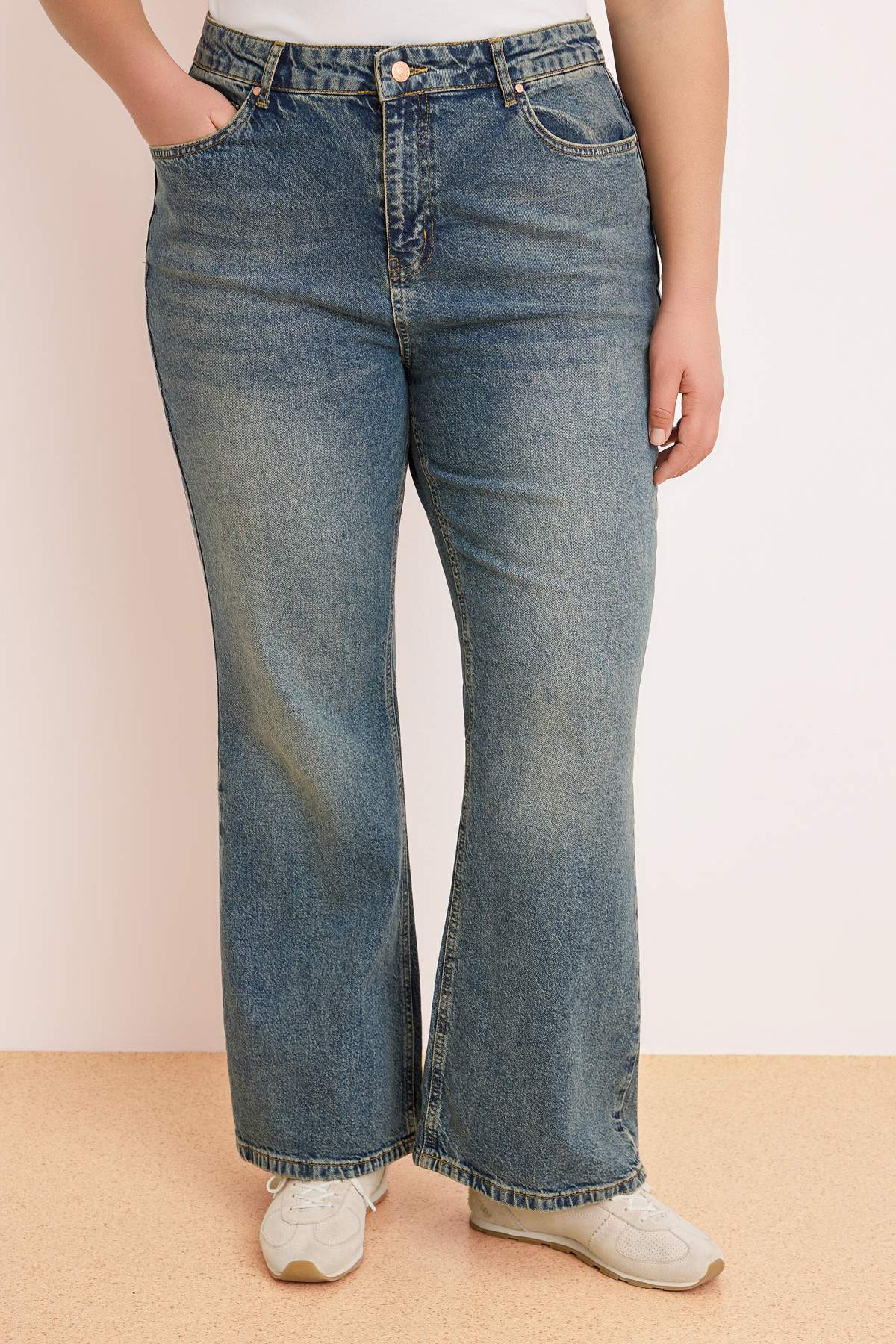 Trendyolmilla  Koyu Mavi Yüksek Bel Comfort/Esnek Flare Fit İspanyol Paça Büyük Beden Jeans TBBSS26CJ00025 - Görsel 3