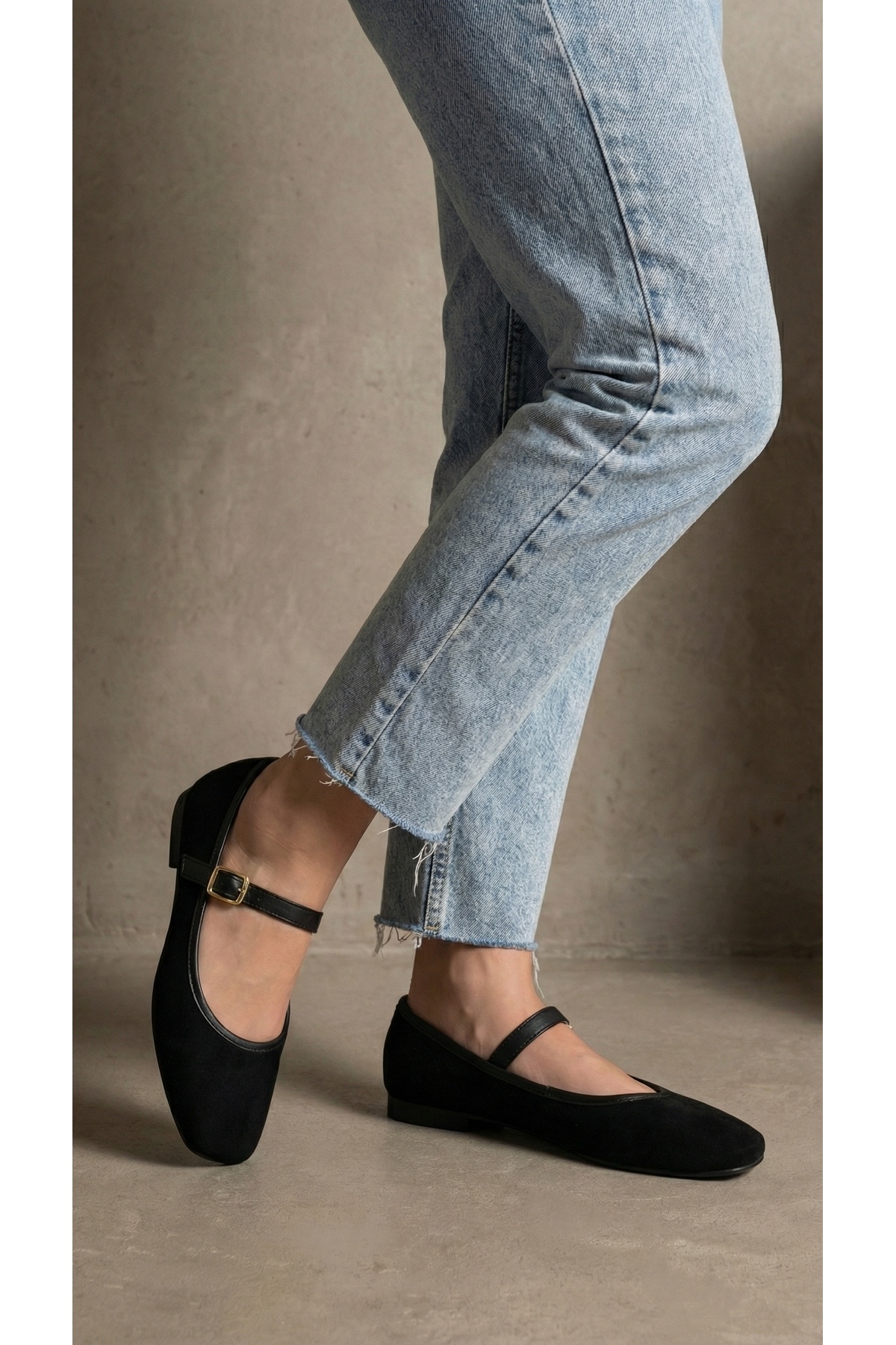 حذاء ماري جين نسائي من الجلد السويدي الأسود بإبزيم...