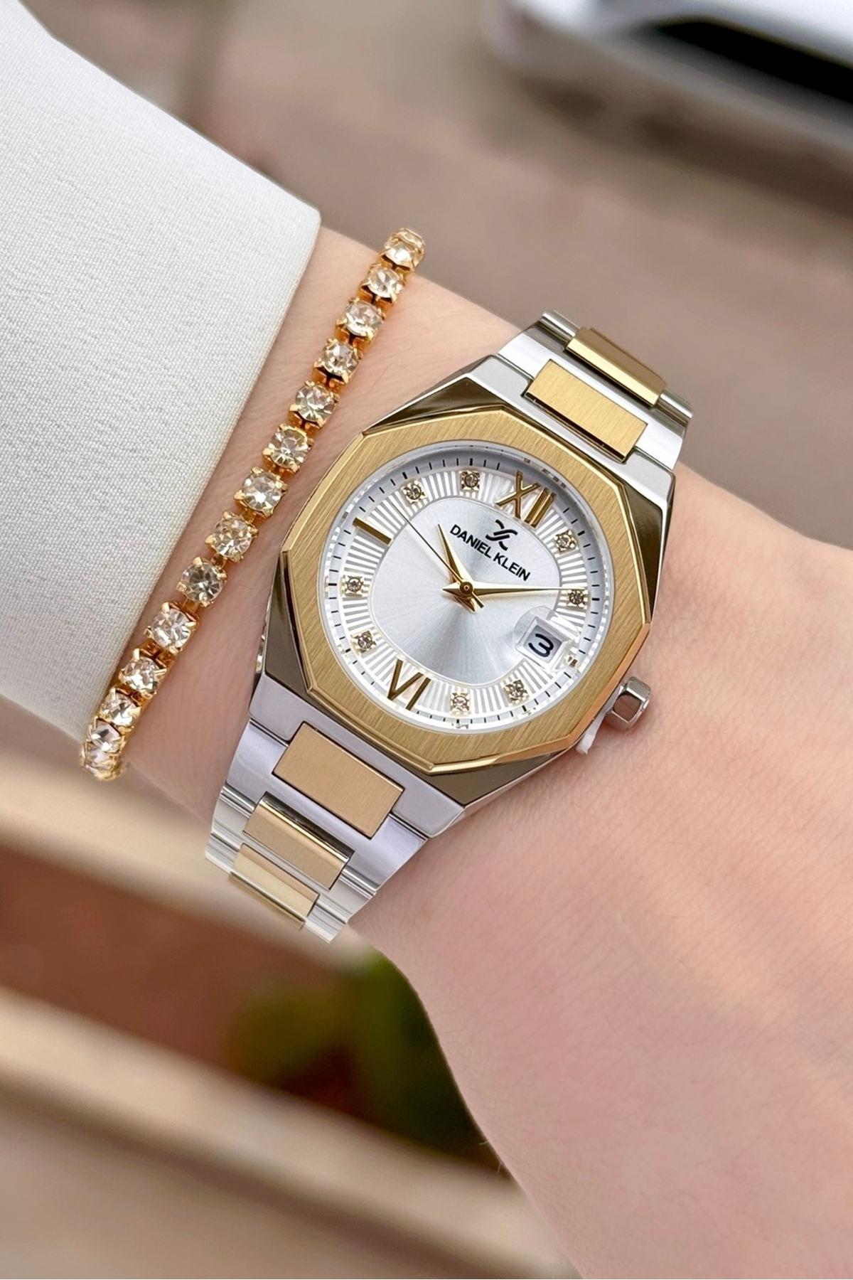 Gold Metallic Color 2 Years Warranty 30 Mm Women Wrist Watch & Bracelet