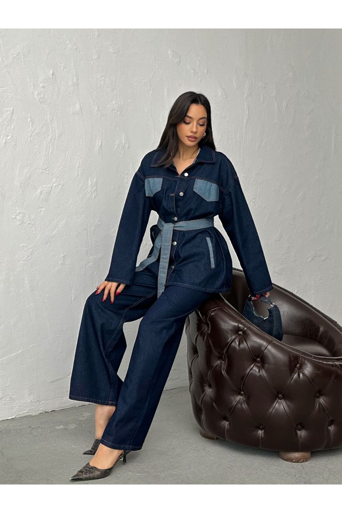 Ensemble en jean bleu marine à col chemise et détail ceinture pour femme - Görsel 5
