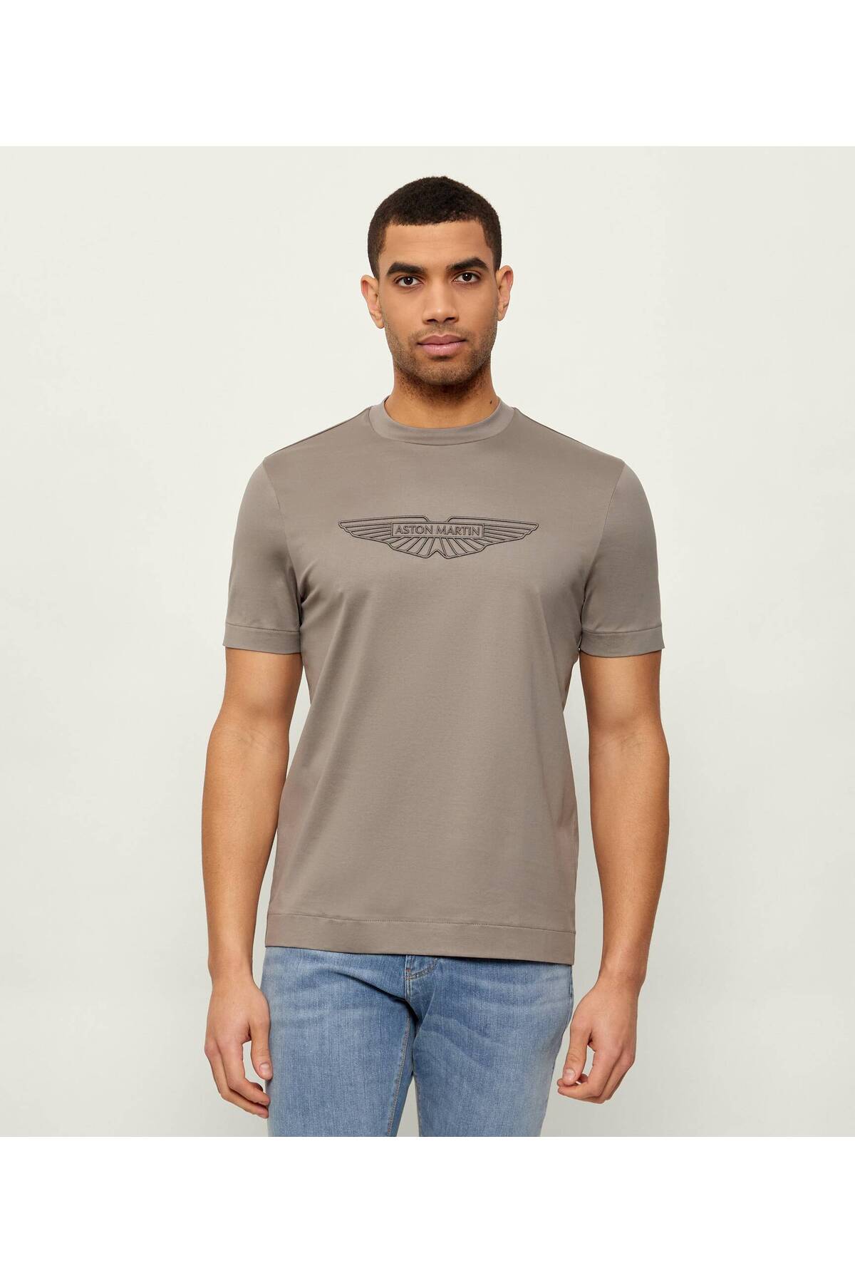 باس تی شرت مردانه طرح вознакомств یقه گرد طرح دار با جزئیات لوگو از جنس پنبه نرم و آستین کوتاه خاکی رنگ کد ۵۰۵۵۵