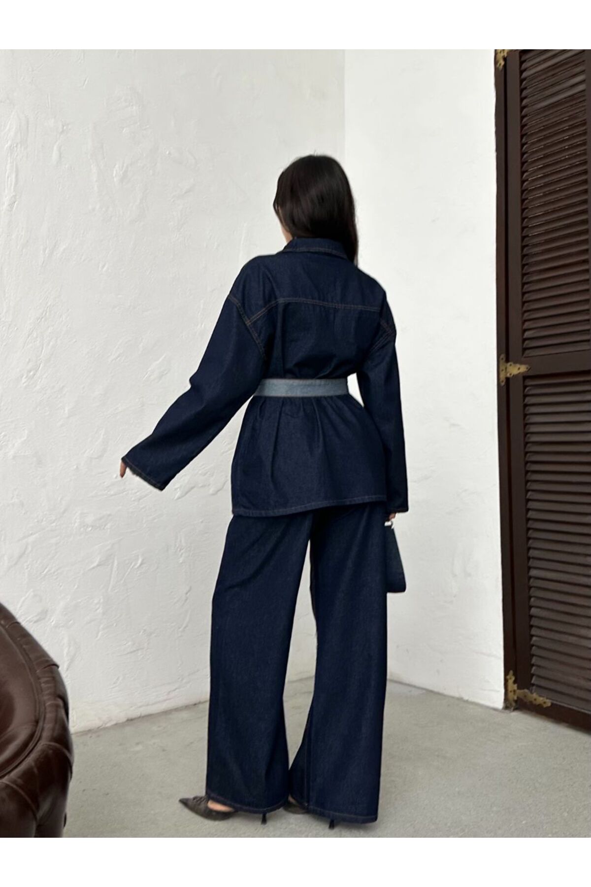 Ensemble en jean bleu marine à col chemise et détail ceinture pour femme - Görsel 3