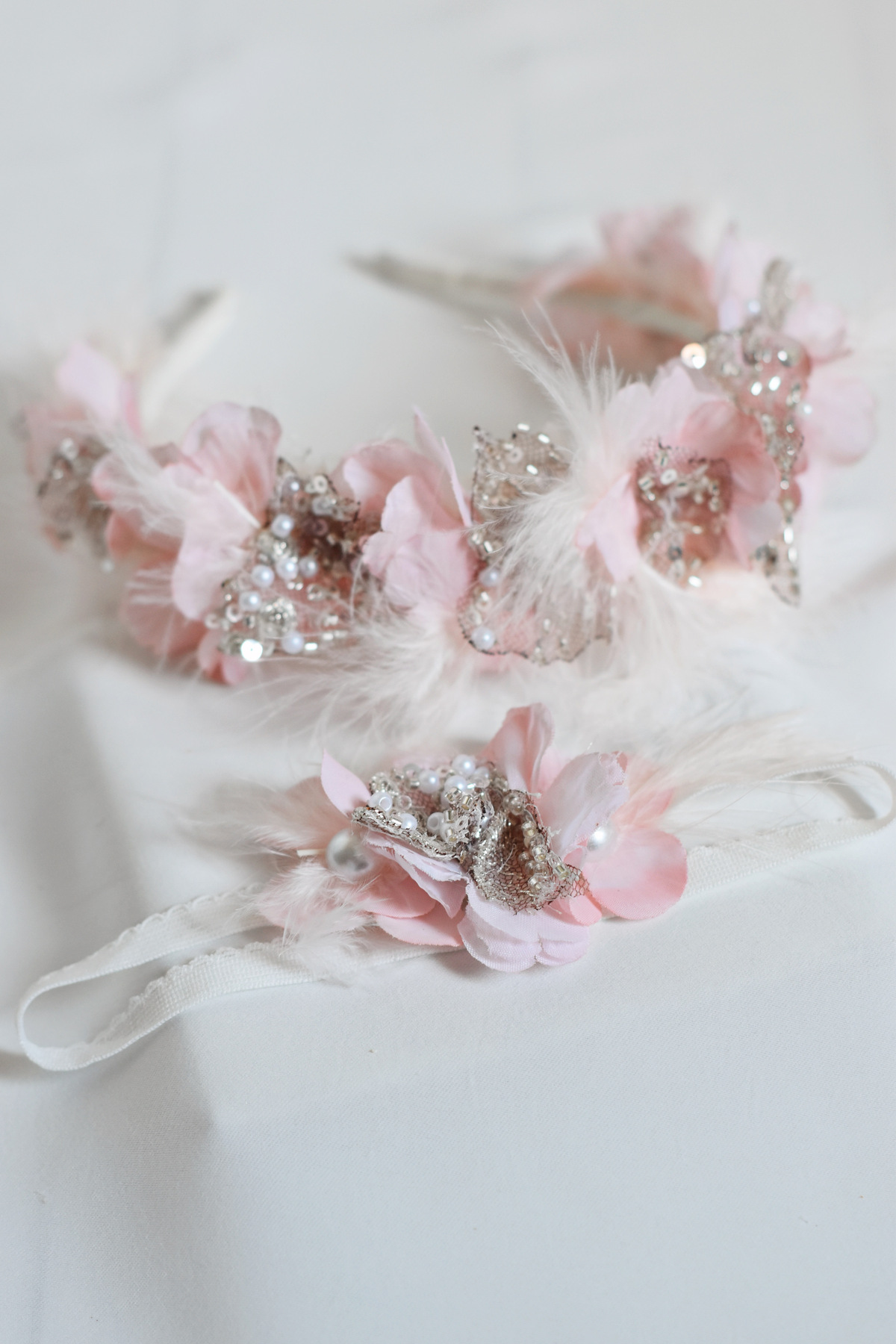ROYAL ROX Pudra Somon Lohusa Anne Tacı ve Yenidoğan Bebek Bandı Seti – Çiçekli Tüylü İncili Taç fotoğrafı 3 (önizleme)