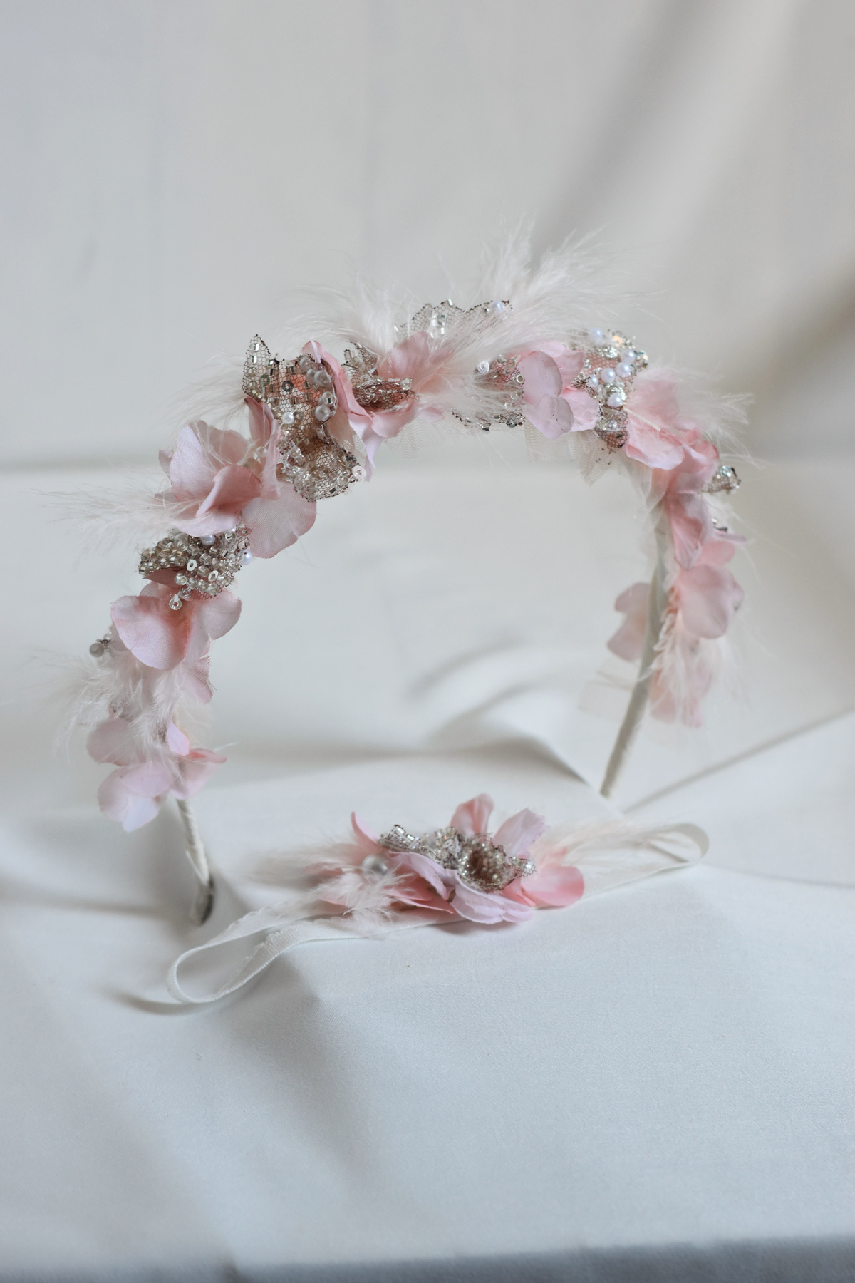 ROYAL ROX Pudra Somon Lohusa Anne Tacı ve Yenidoğan Bebek Bandı Seti – Çiçekli Tüylü İncili Taç fotoğrafı 4 (önizleme)