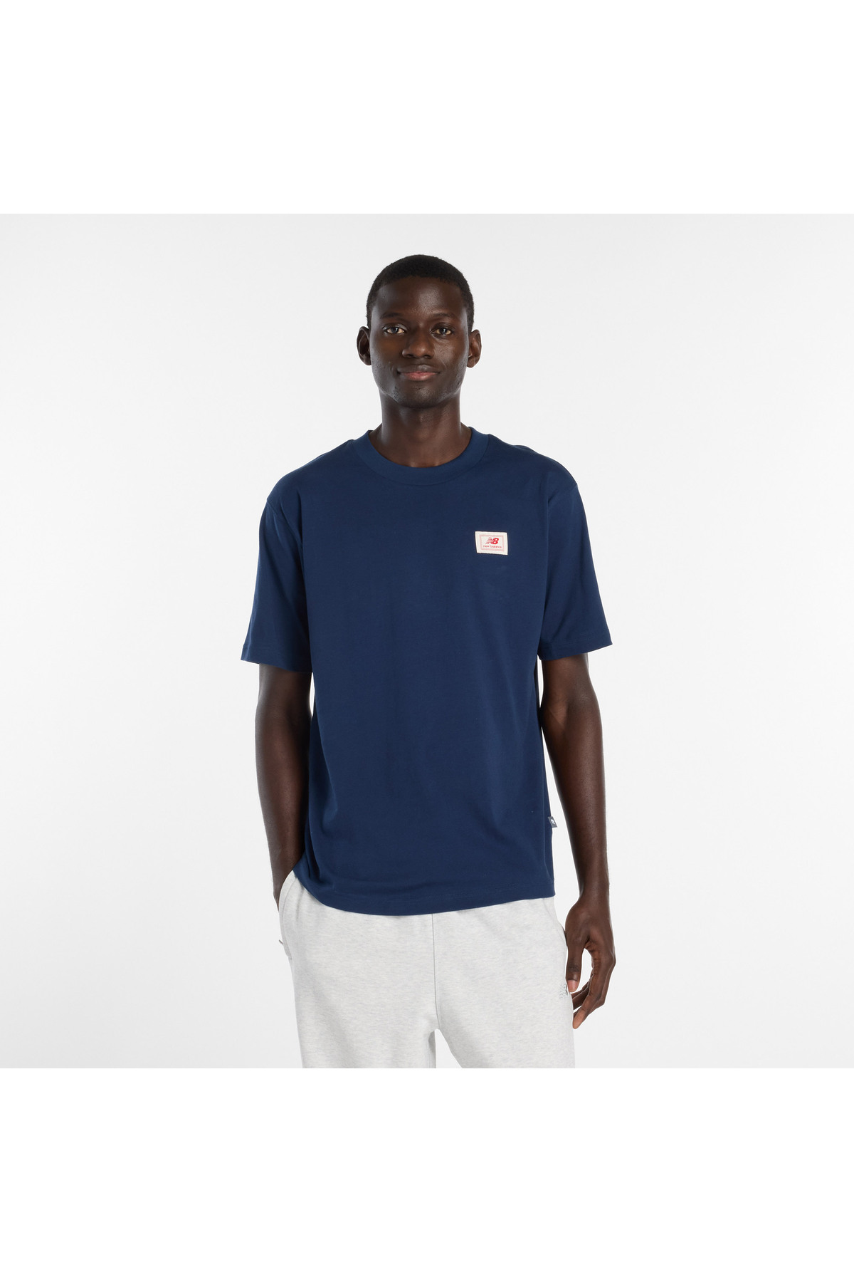 تی‌شرت آبی مردانه طرح Woven Label نیو بالانس تی شرت ورزشی New Balance