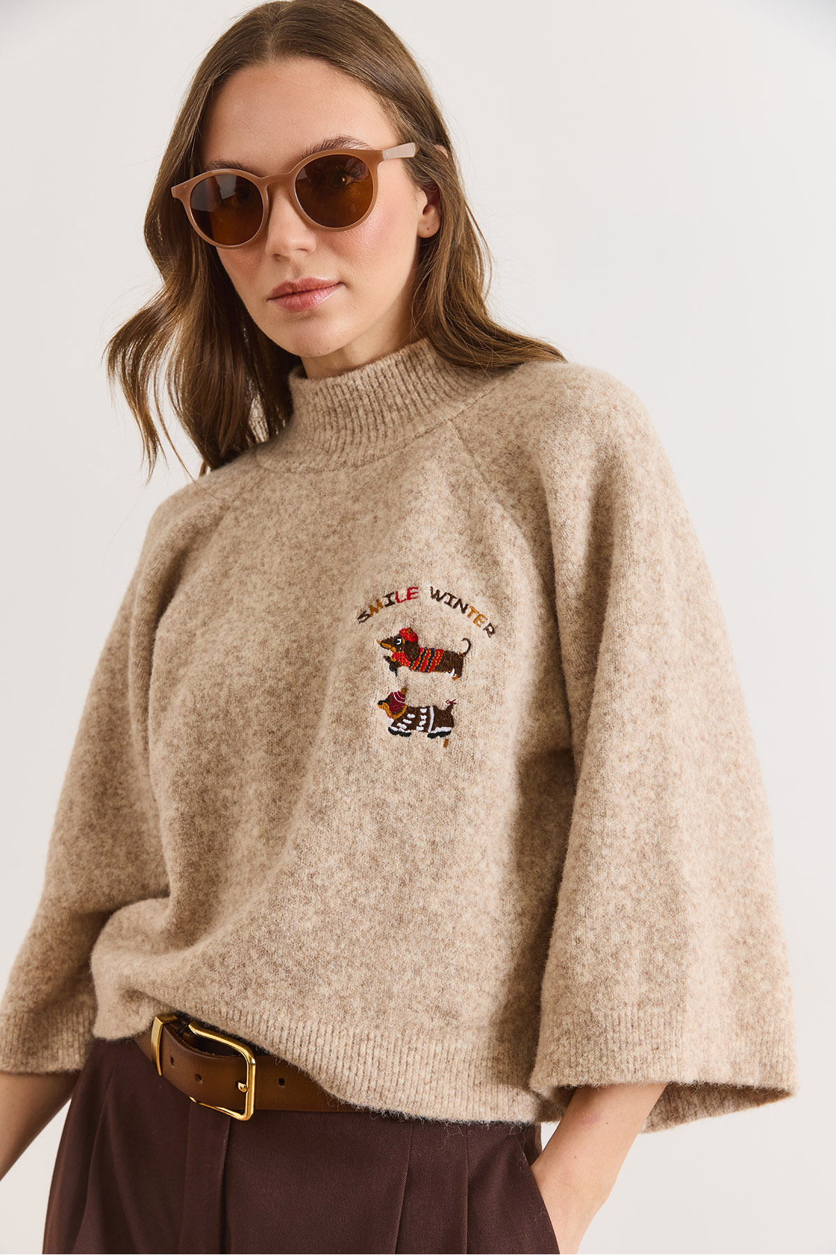 Olalook  Kadın Sütlü Kahve Yarım Balıkçı Nakışlı Truvakar Kol Triko Kazak KZK-19001166