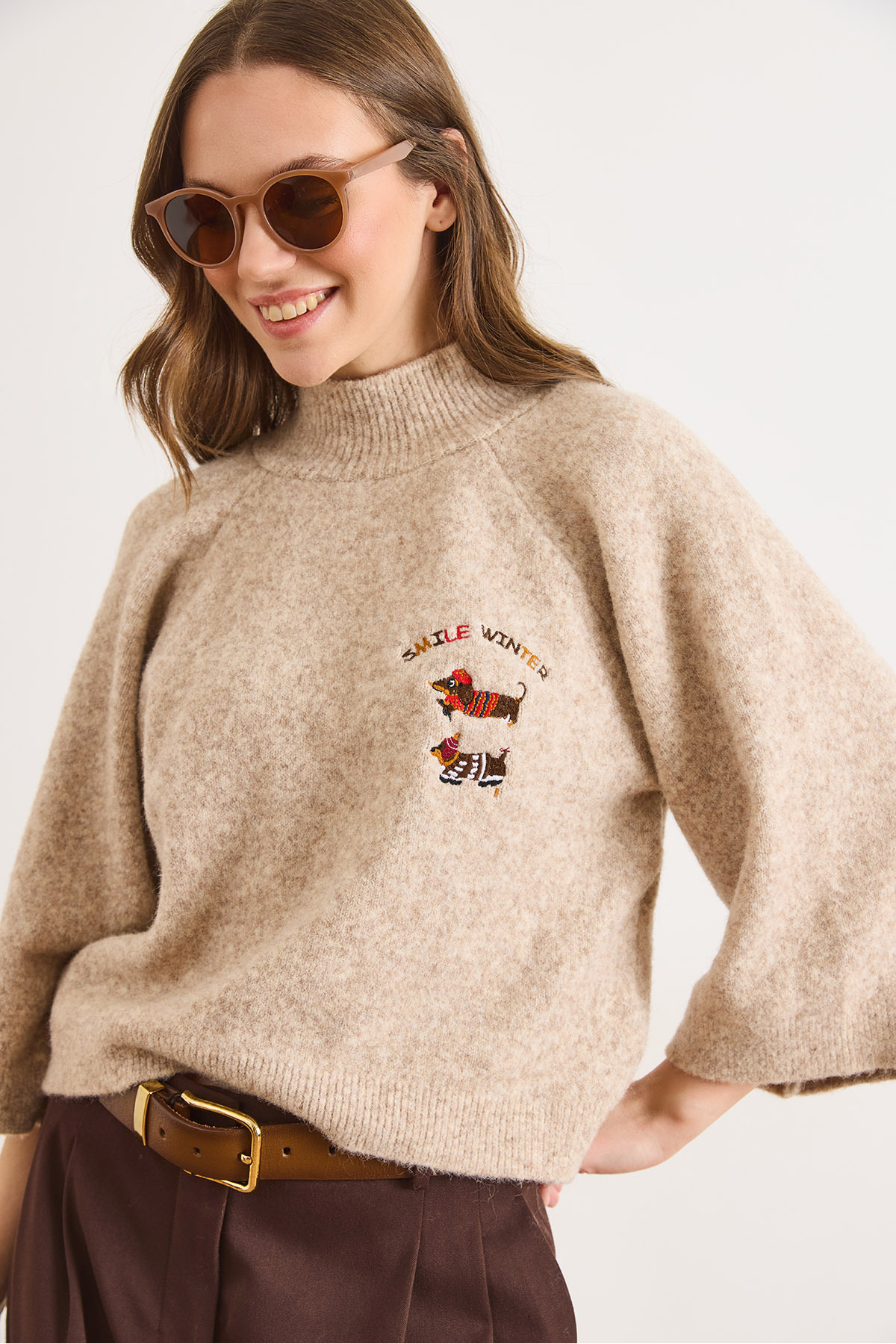 Olalook  Kadın Sütlü Kahve Yarım Balıkçı Nakışlı Truvakar Kol Triko Kazak KZK-19001166 - Görsel 4