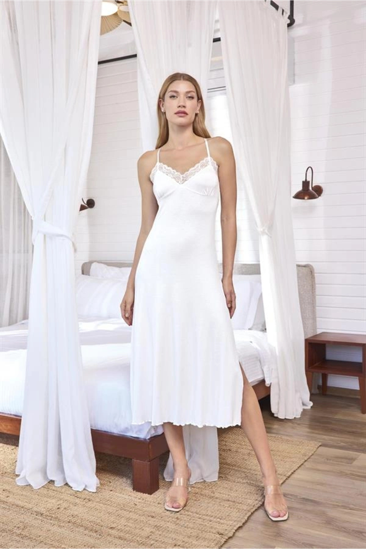 Aria's Closet Arias Closet Dantelli ve Dekolteli Yırtmaçlı Gecelik