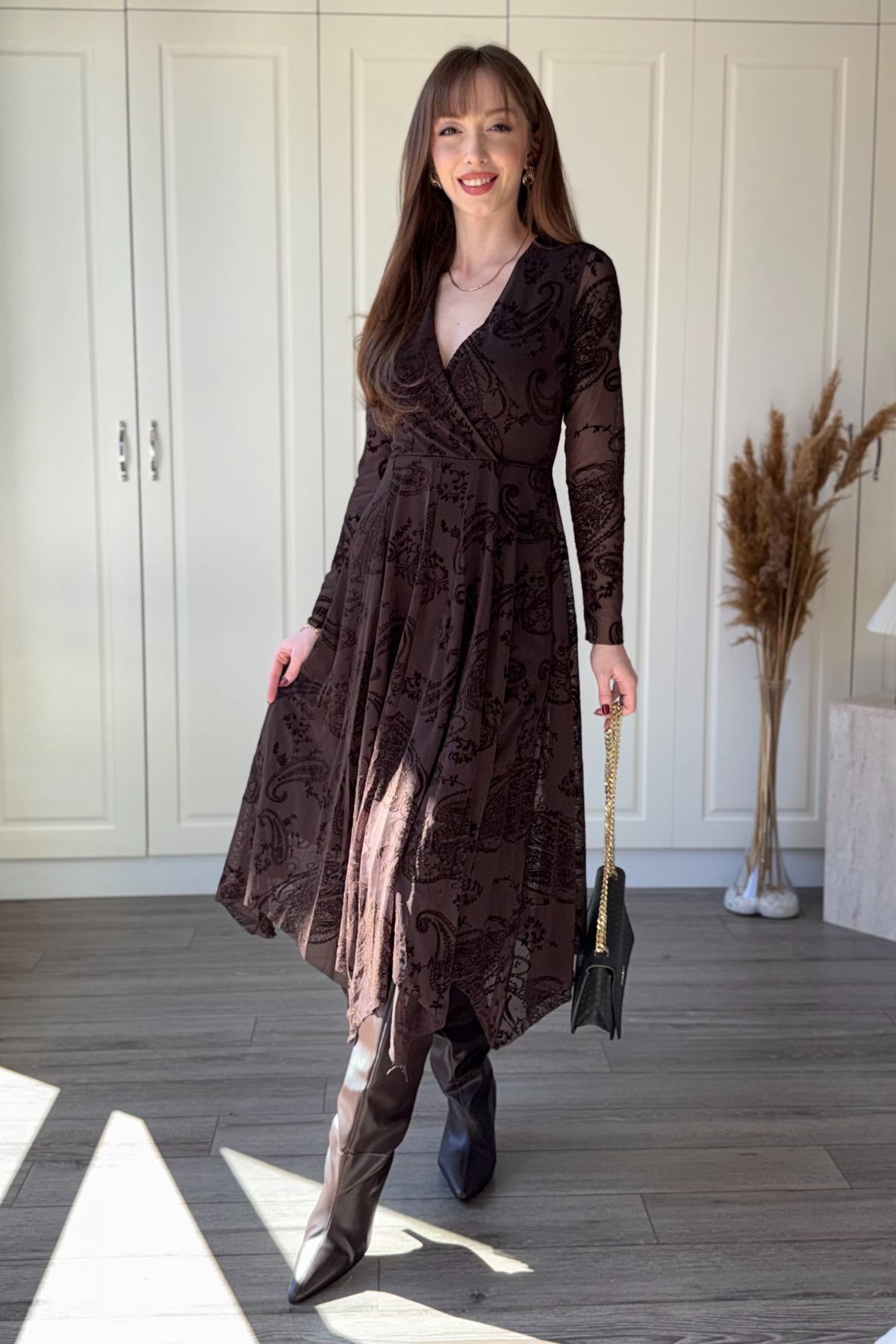Dilay Gökoğlu Butik  Kadife Baskılı V Yaka Asimetrik Midi Kahverengi Elbise - Görsel 4